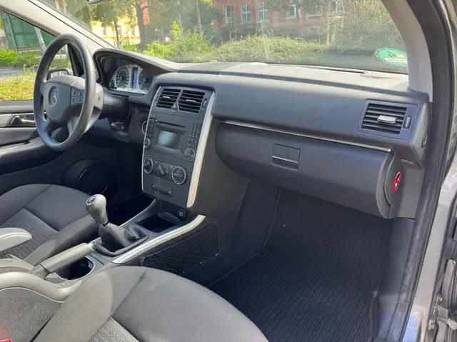 Mercedes-Benz B-Class view 13