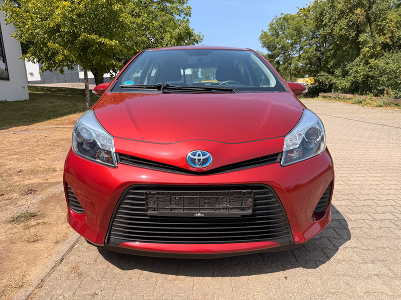 Toyota Yaris Hybrid Life — photo 8