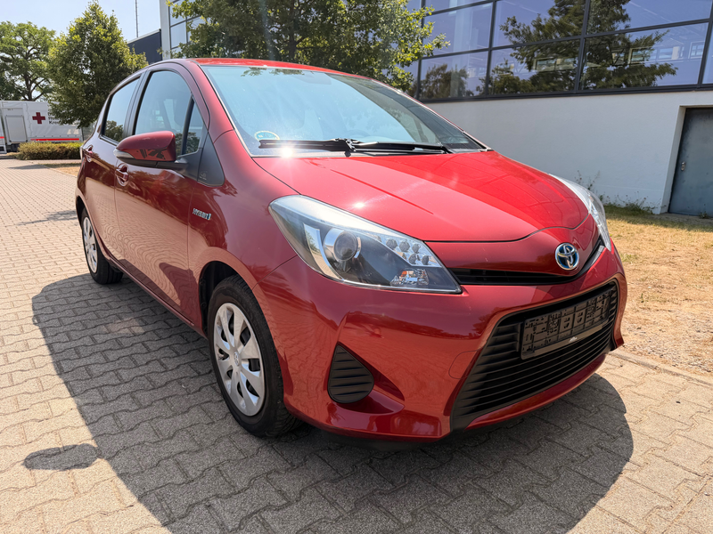 Toyota Yaris Hybrid Life — photo 7