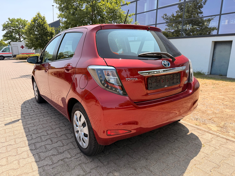 Toyota Yaris Hybrid Life — photo 3