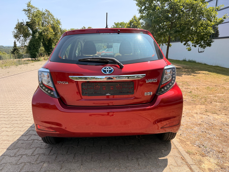 Toyota Yaris Hybrid Life — photo 4