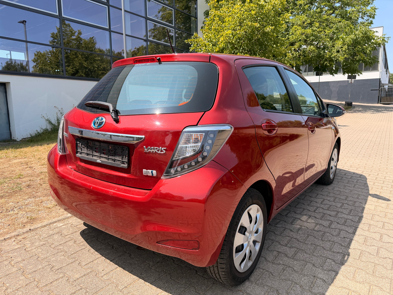 Toyota Yaris Hybrid Life — photo 5