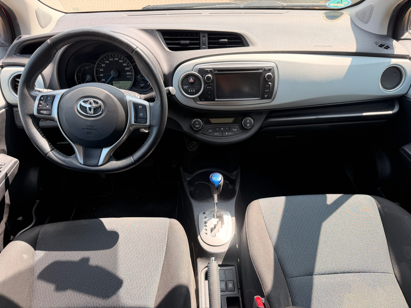 Toyota Yaris Hybrid Life — photo 10