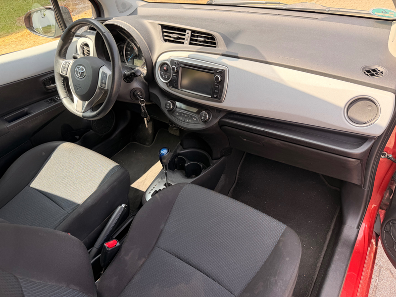 Toyota Yaris Hybrid Life — photo 11