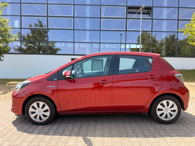 Toyota Yaris Hybrid Life — photo 2
