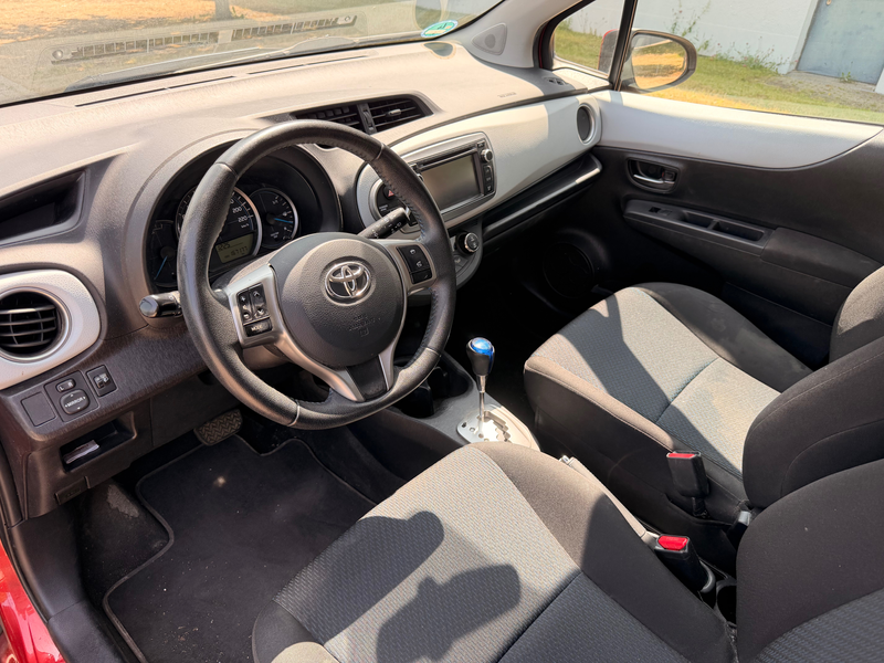 Toyota Yaris Hybrid Life — photo 9