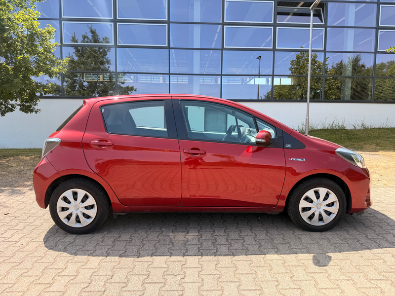 Toyota Yaris Hybrid Life — photo 6
