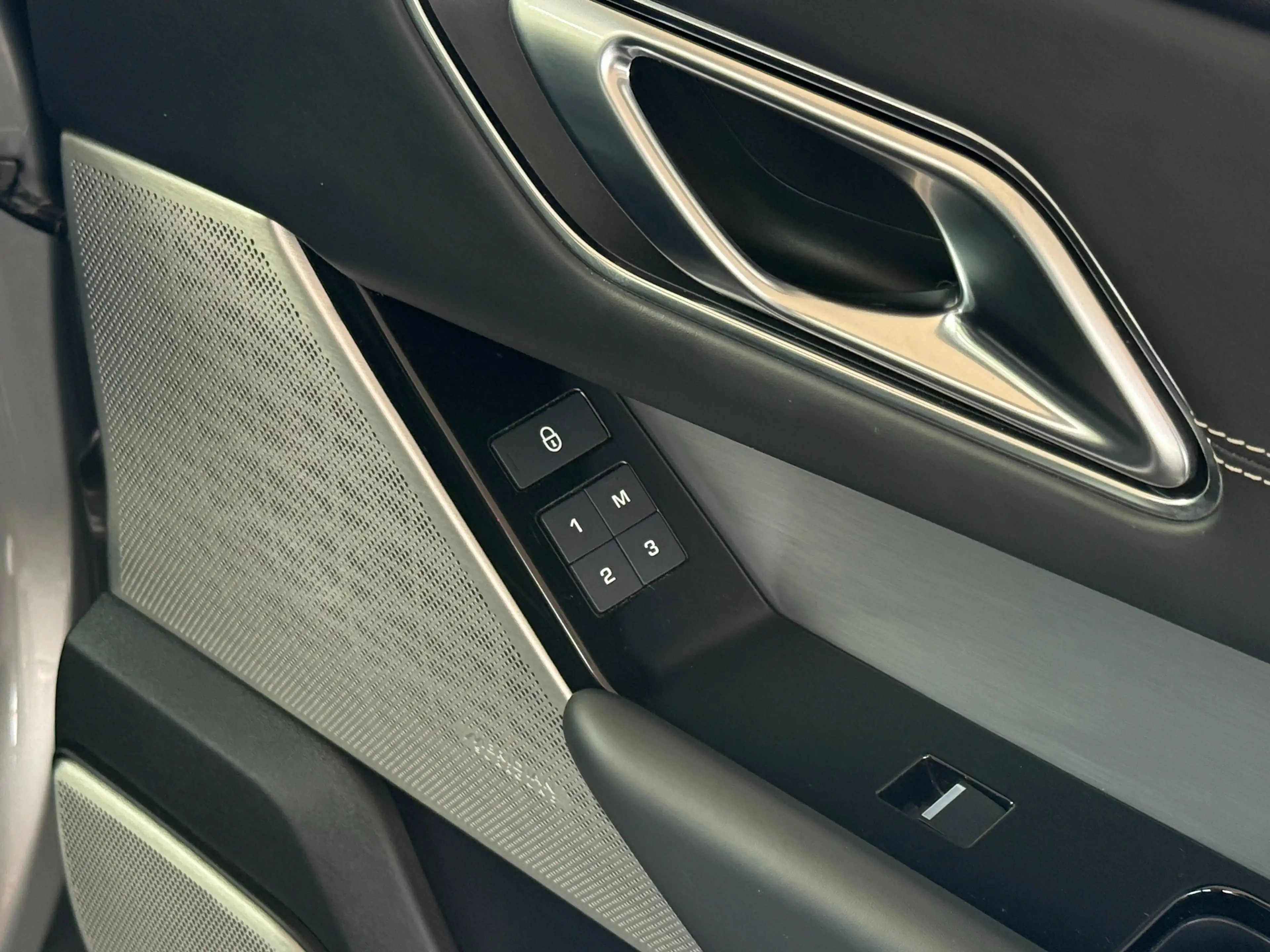 Land Rover Range Rover Velar 3.0 V6 R-Dynamic HSE | LUFTFEDERUNG | PANORAMA | 22" | BLACK DESIGN — photo 13