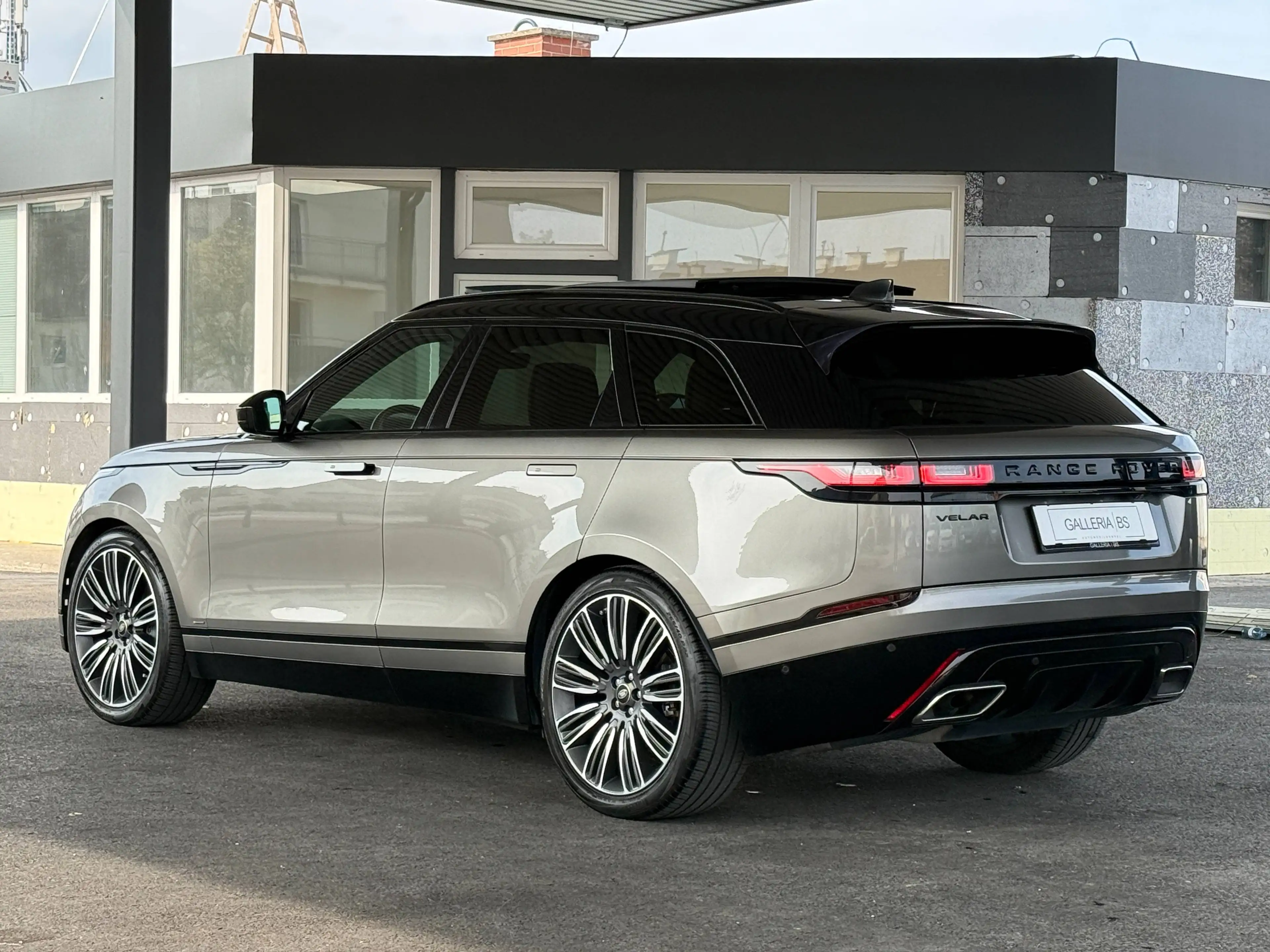 Land Rover Range Rover Velar 3.0 V6 R-Dynamic HSE | LUFTFEDERUNG | PANORAMA | 22" | BLACK DESIGN — photo 5