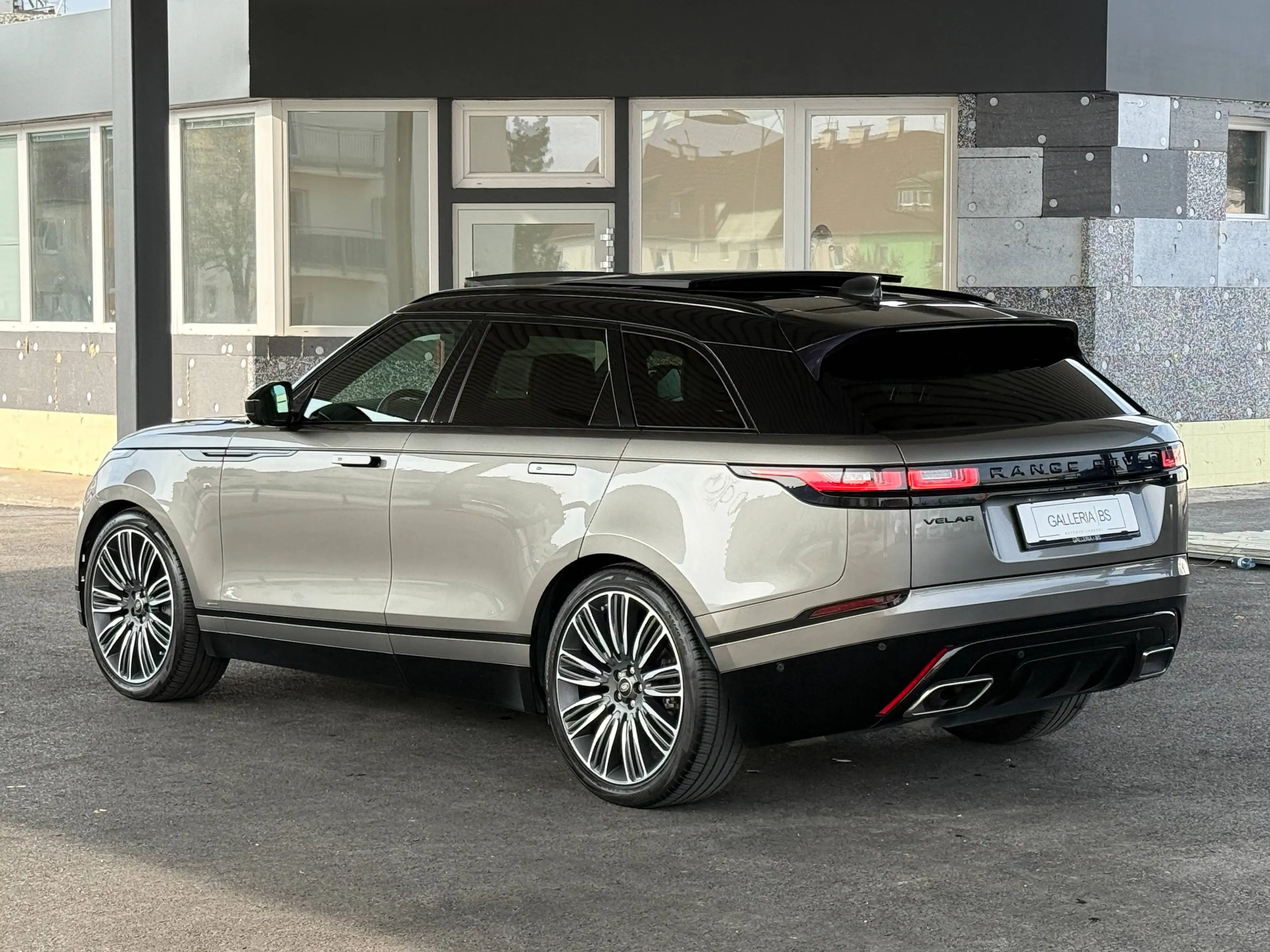 Land Rover Range Rover Velar 3.0 V6 R-Dynamic HSE | LUFTFEDERUNG | PANORAMA | 22" | BLACK DESIGN — photo 4