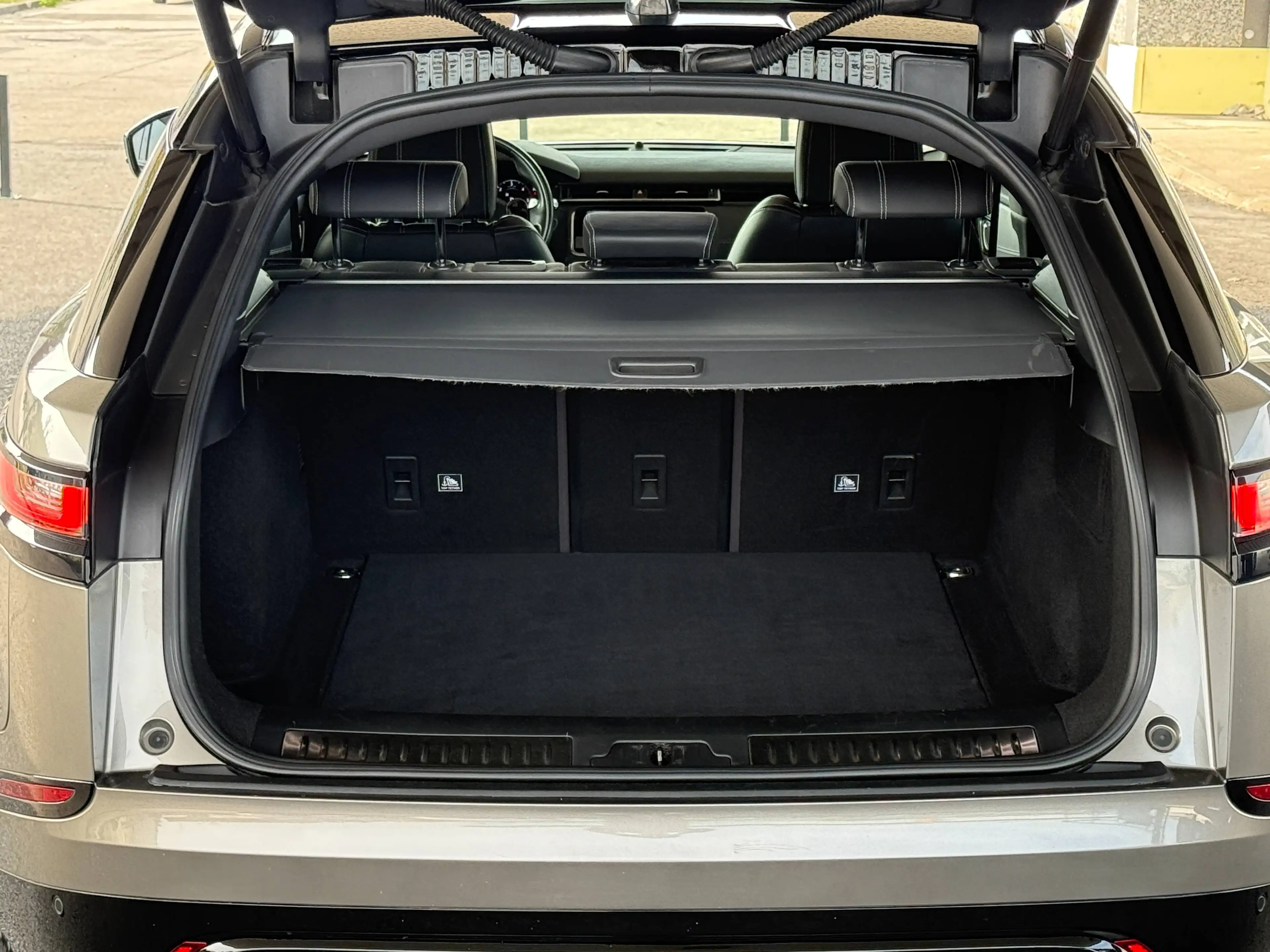 Land Rover Range Rover Velar 3.0 V6 R-Dynamic HSE | LUFTFEDERUNG | PANORAMA | 22" | BLACK DESIGN — photo 8