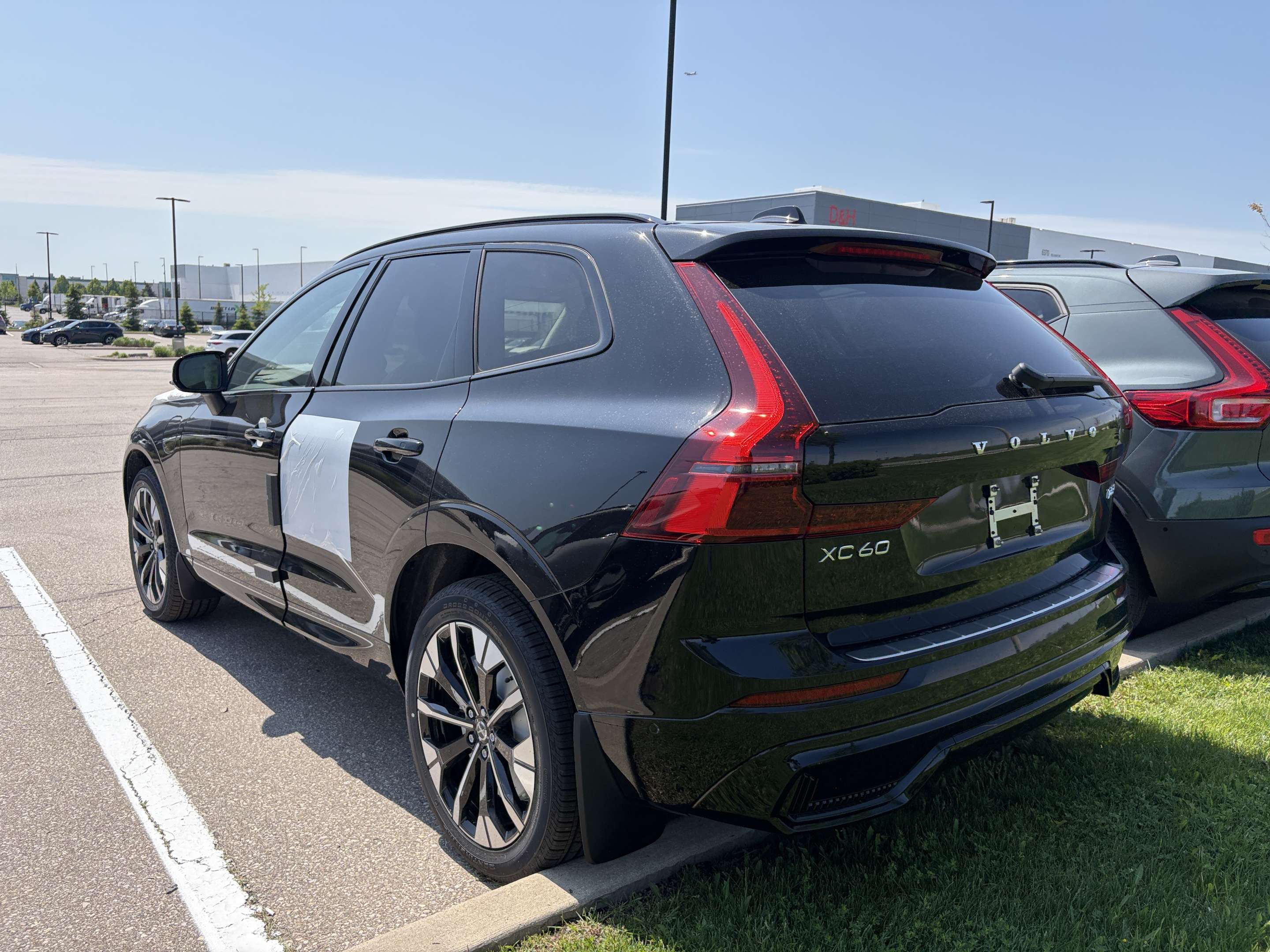 2026 Volvo XC60 T8 AWD Plus Dark Theme alt 2