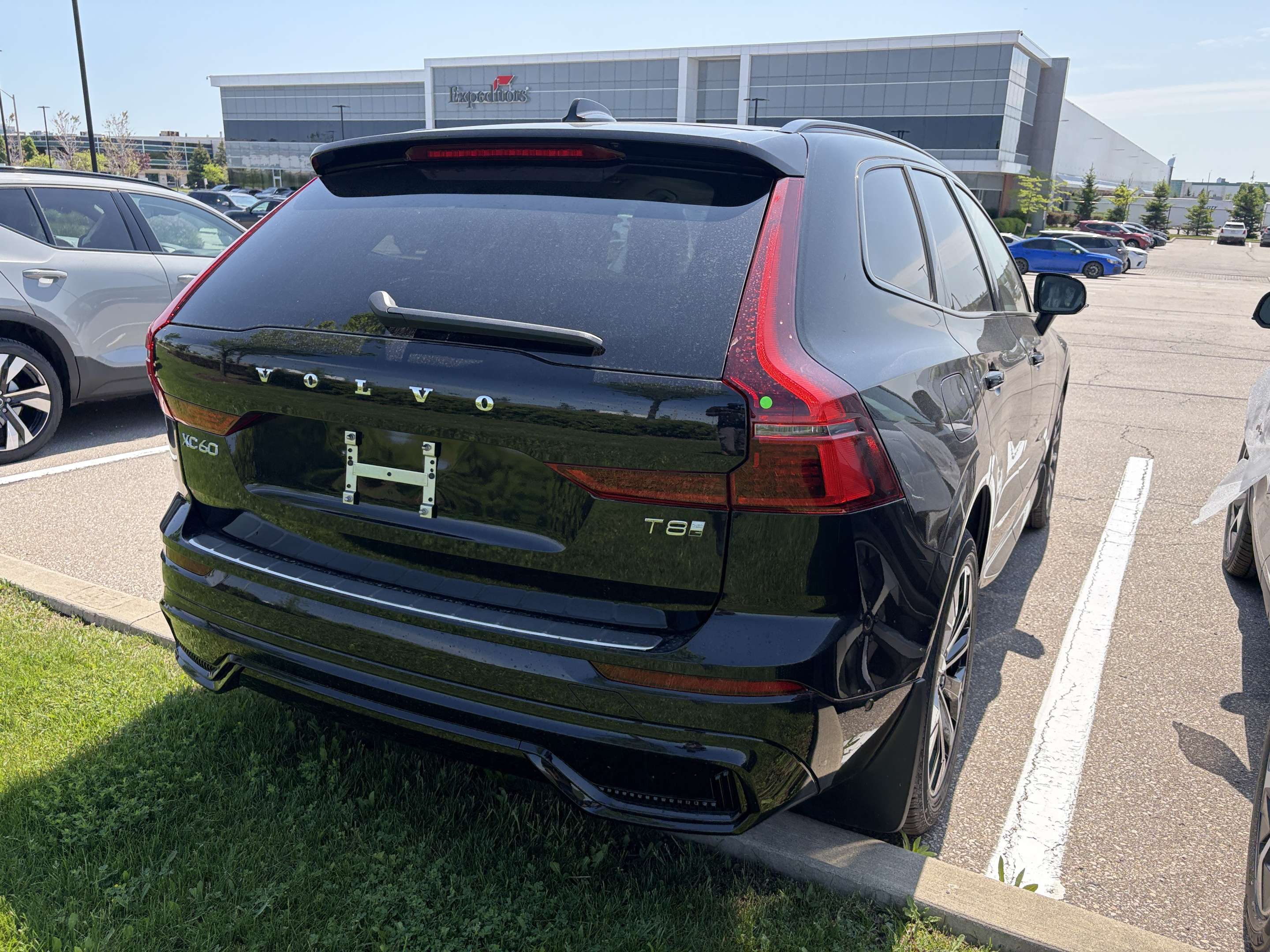 2026 Volvo XC60 T8 AWD Plus Dark Theme alt 4