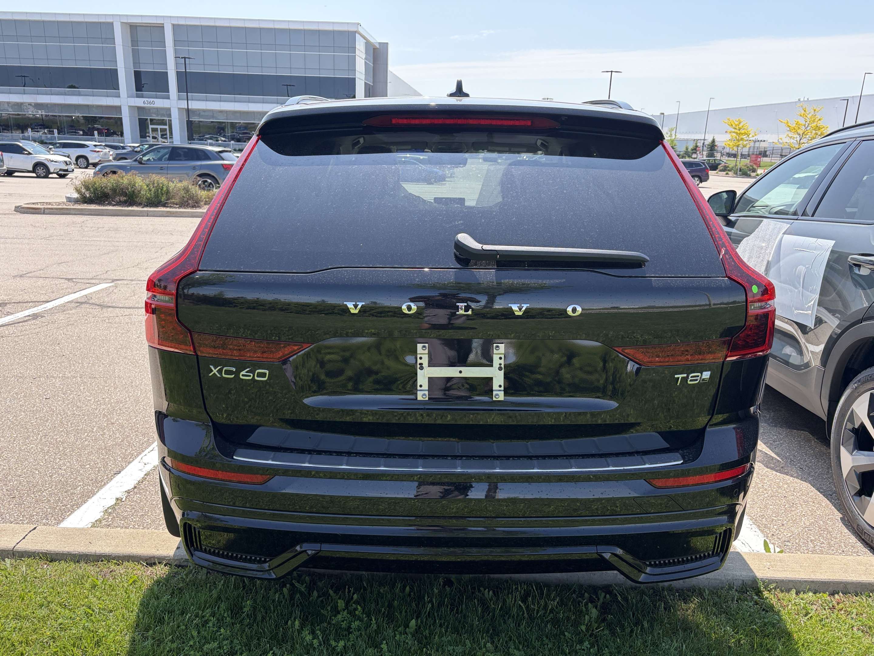 2026 Volvo XC60 T8 AWD Plus Dark Theme alt 3