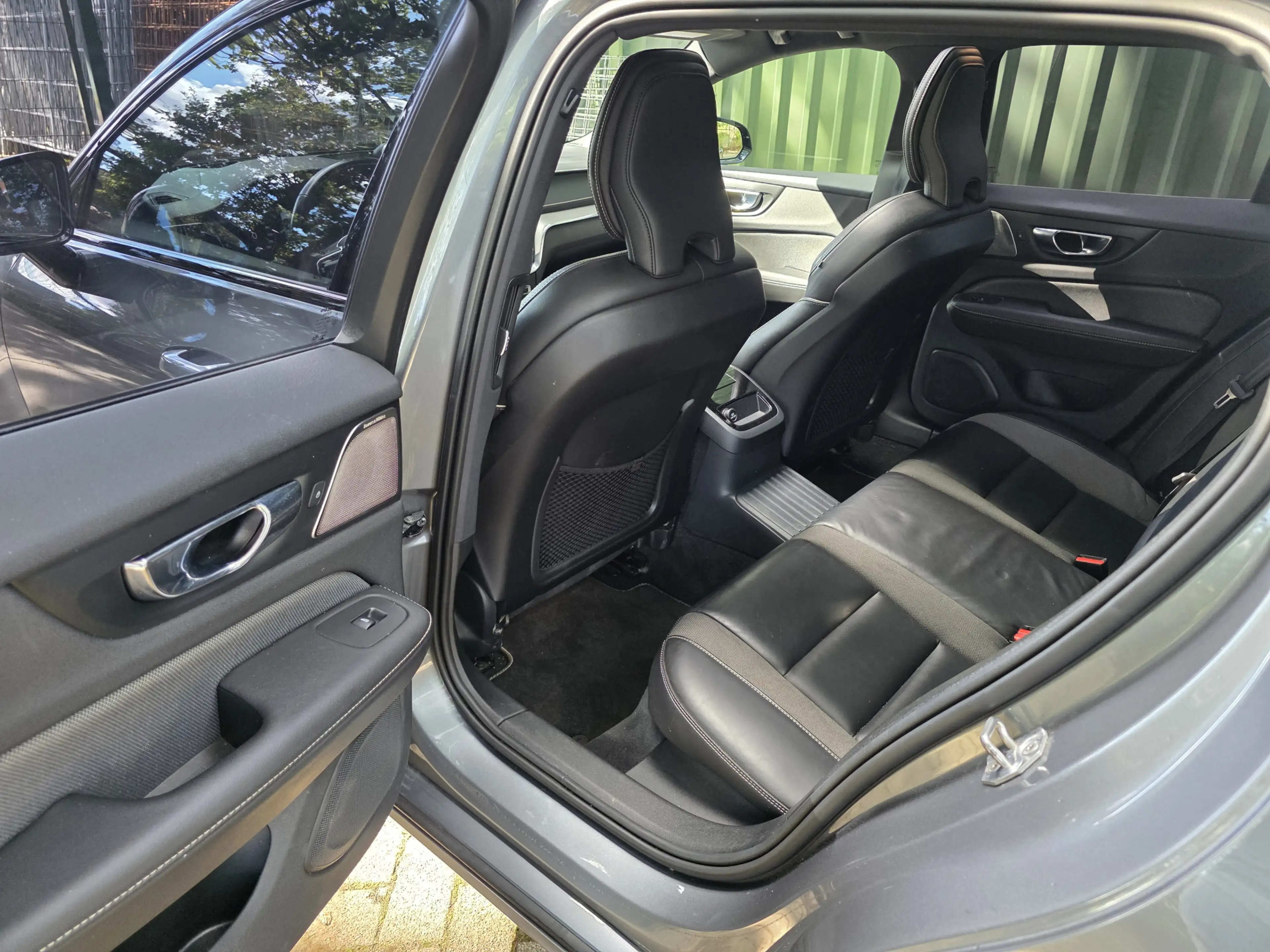 Volvo V60 2.0 T8 Twin Engine AWD R-Design — photo 7