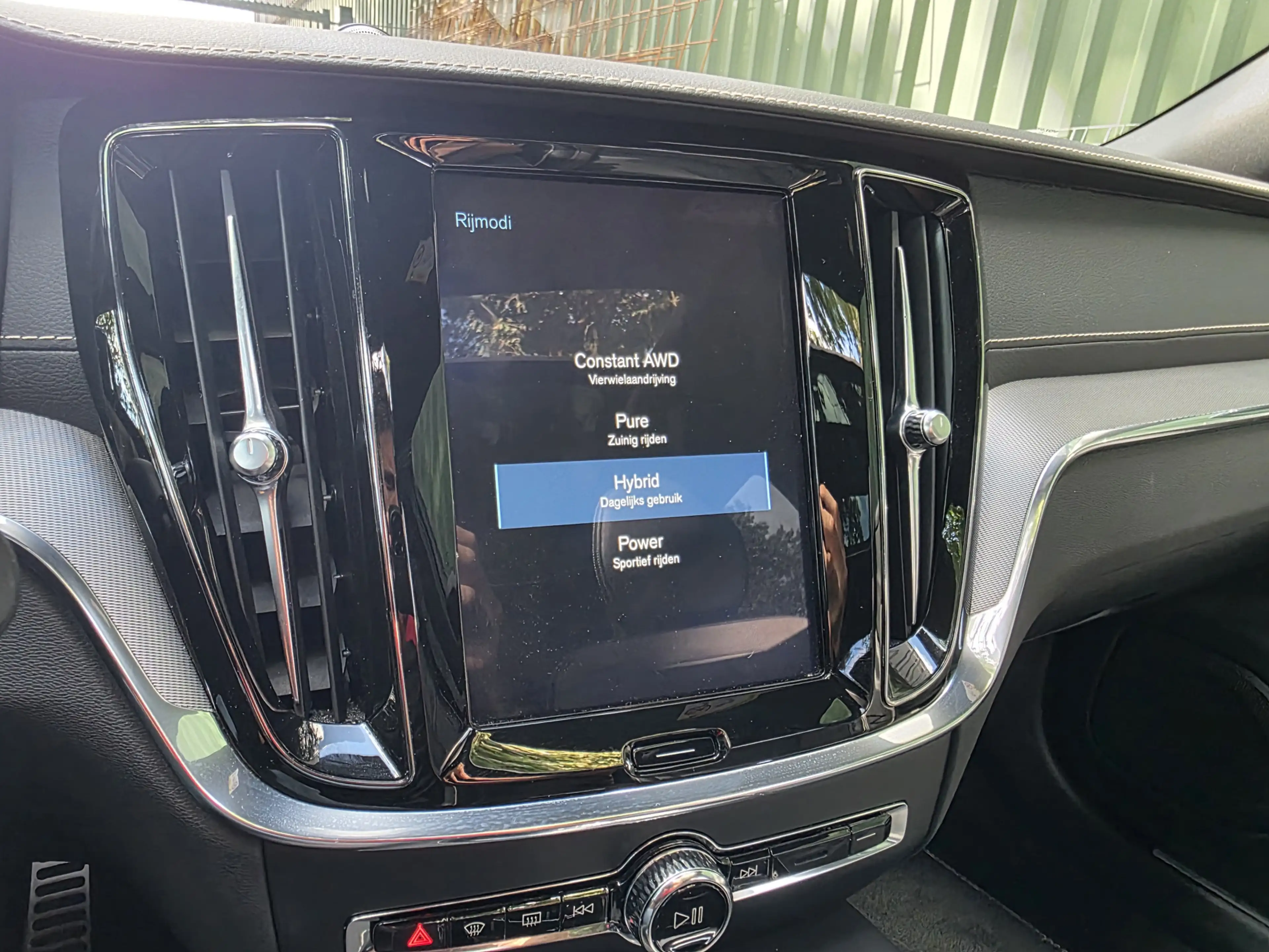 Volvo V60 2.0 T8 Twin Engine AWD R-Design — photo 20