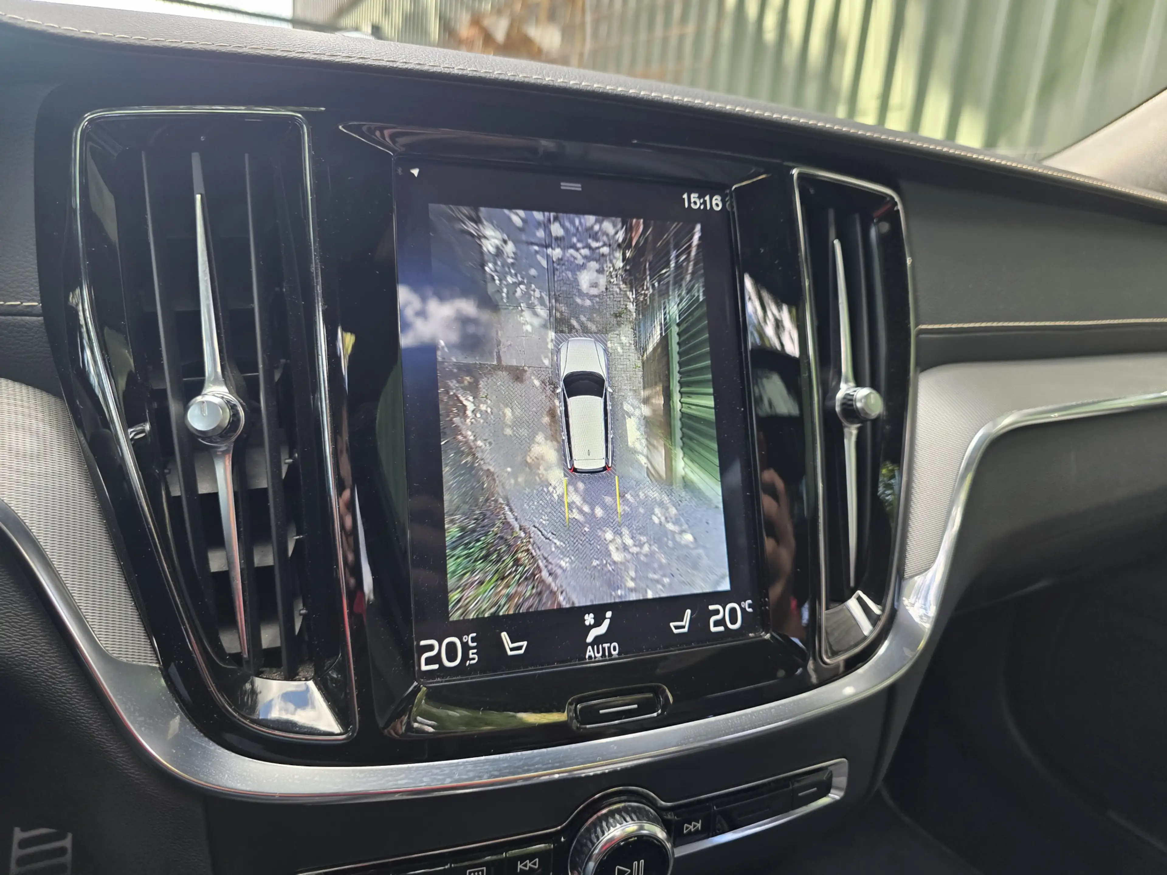 Volvo V60 2.0 T8 Twin Engine AWD R-Design — photo 19