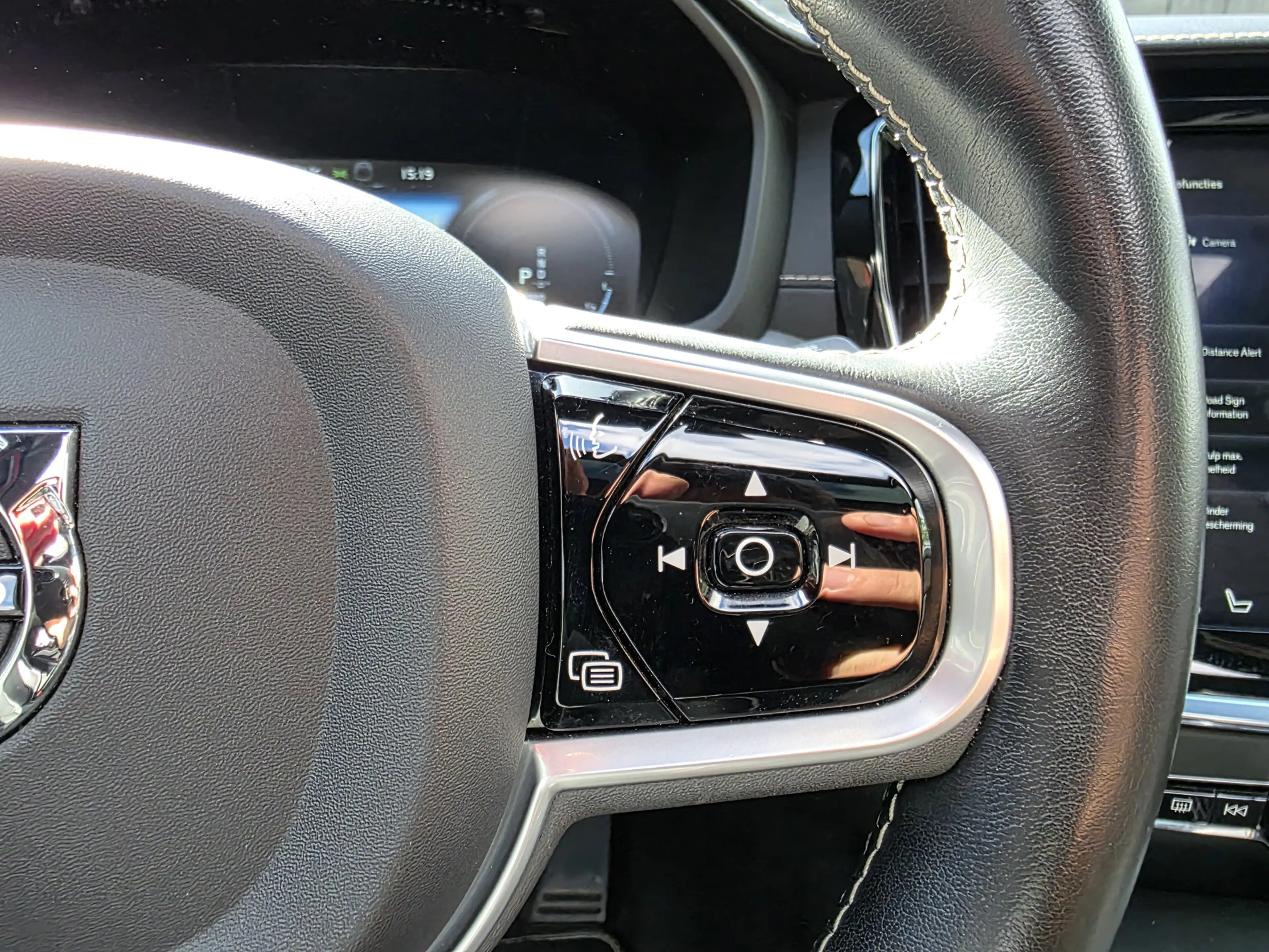 Volvo V60 2.0 T8 Twin Engine AWD R-Design — photo 27
