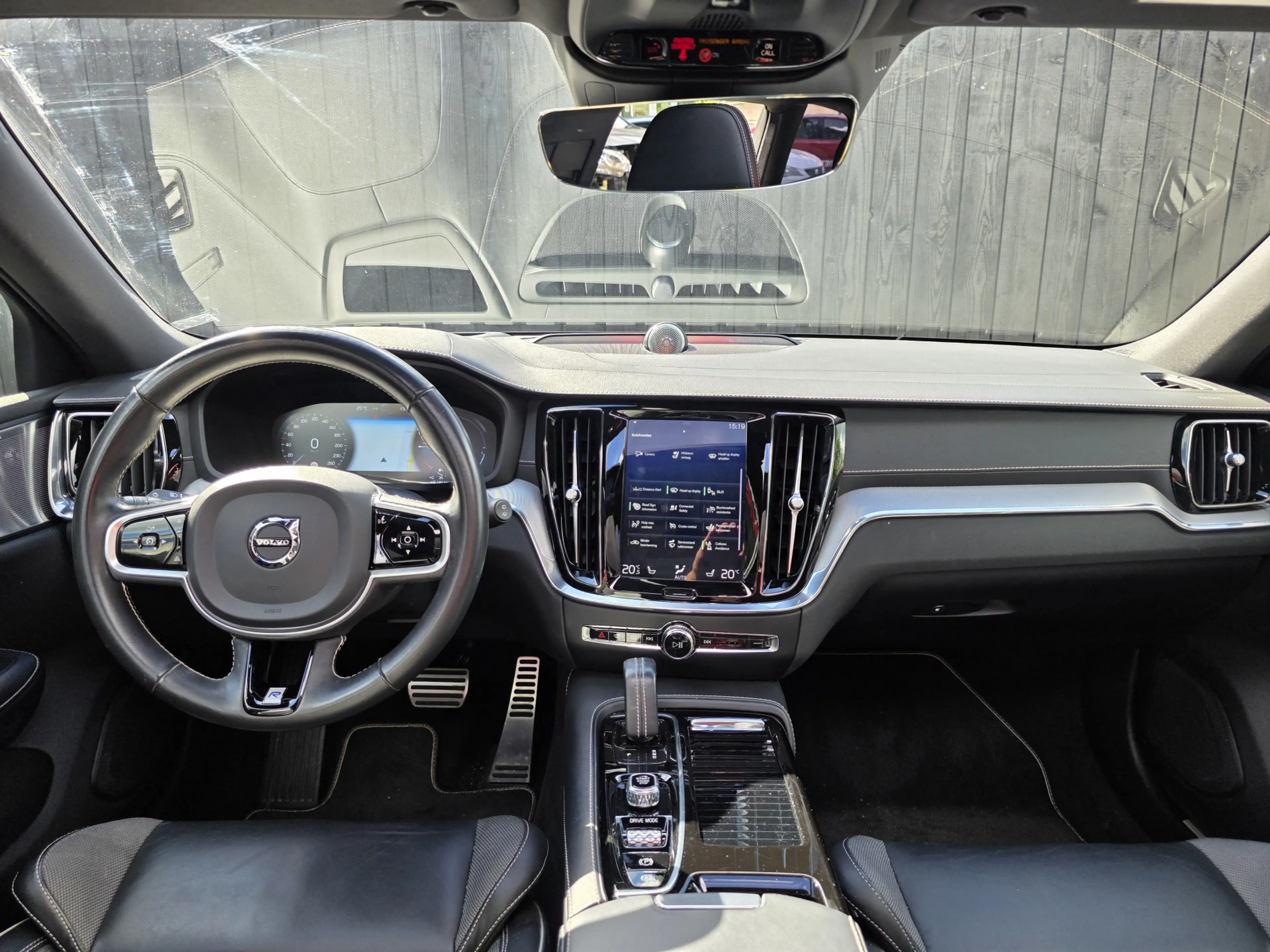 Volvo V60 2.0 T8 Twin Engine AWD R-Design — photo 24