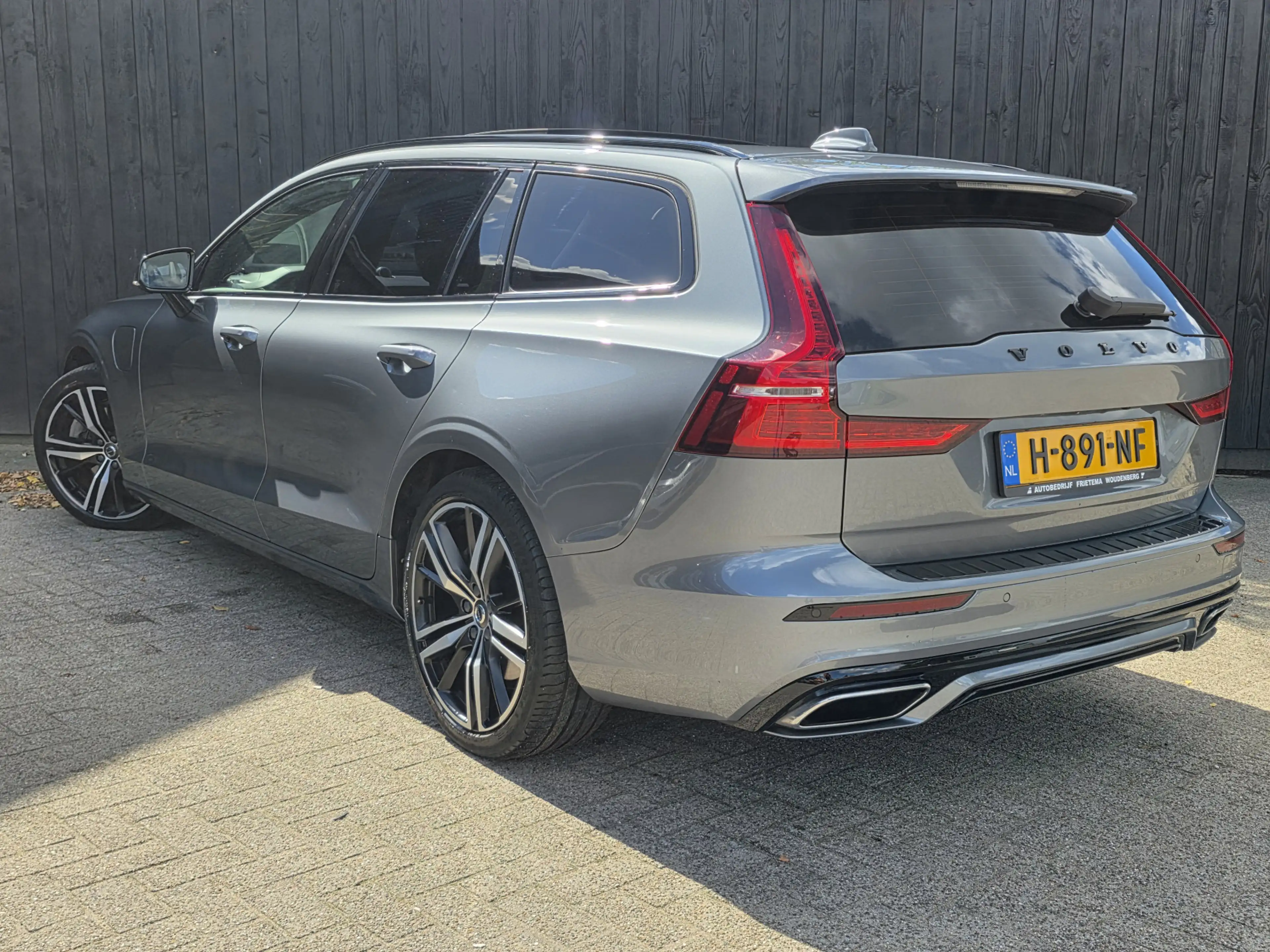 Volvo V60 2.0 T8 Twin Engine AWD R-Design — photo 3