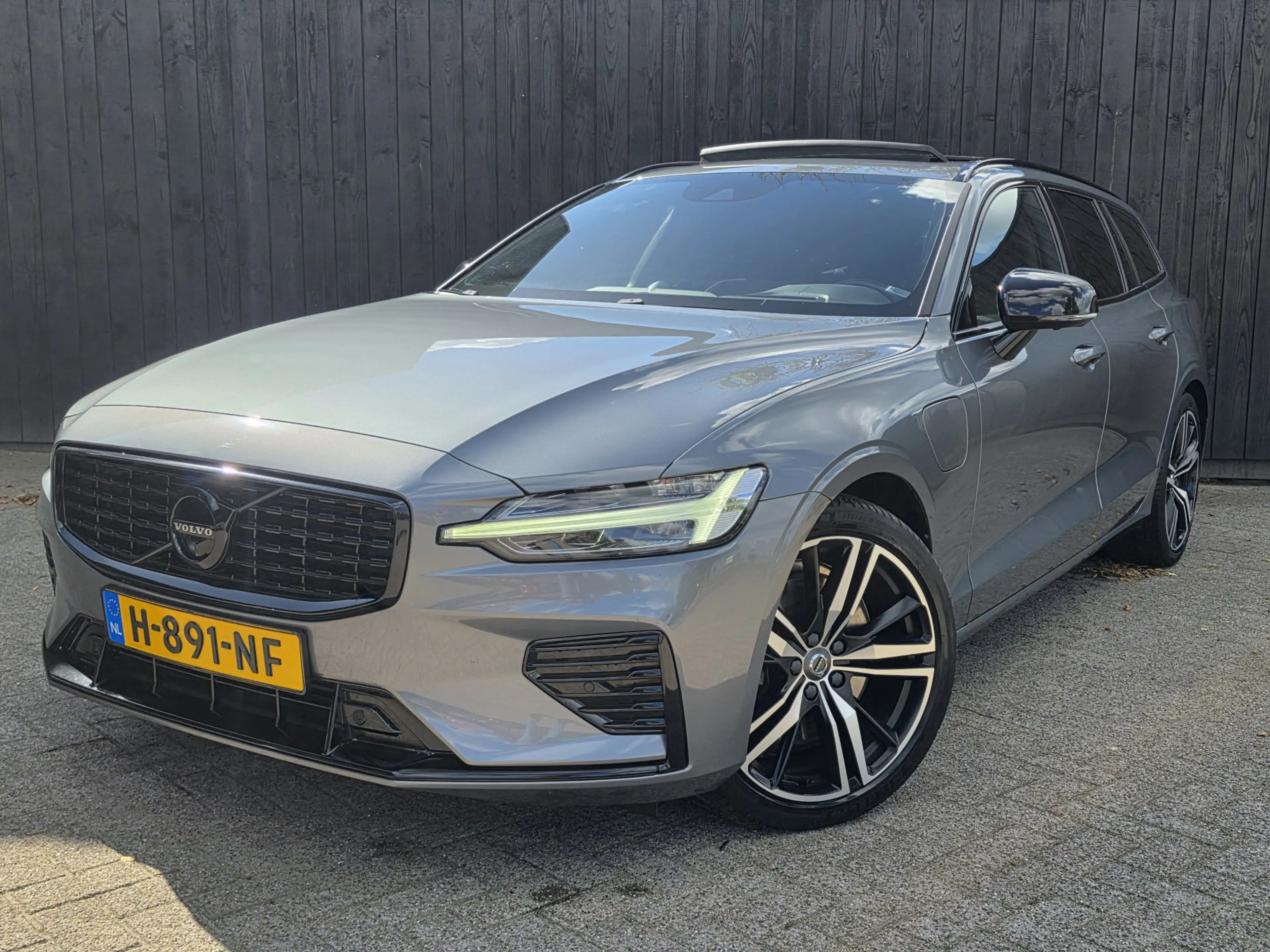 Volvo V60 2.0 T8 Twin Engine AWD R-Design
