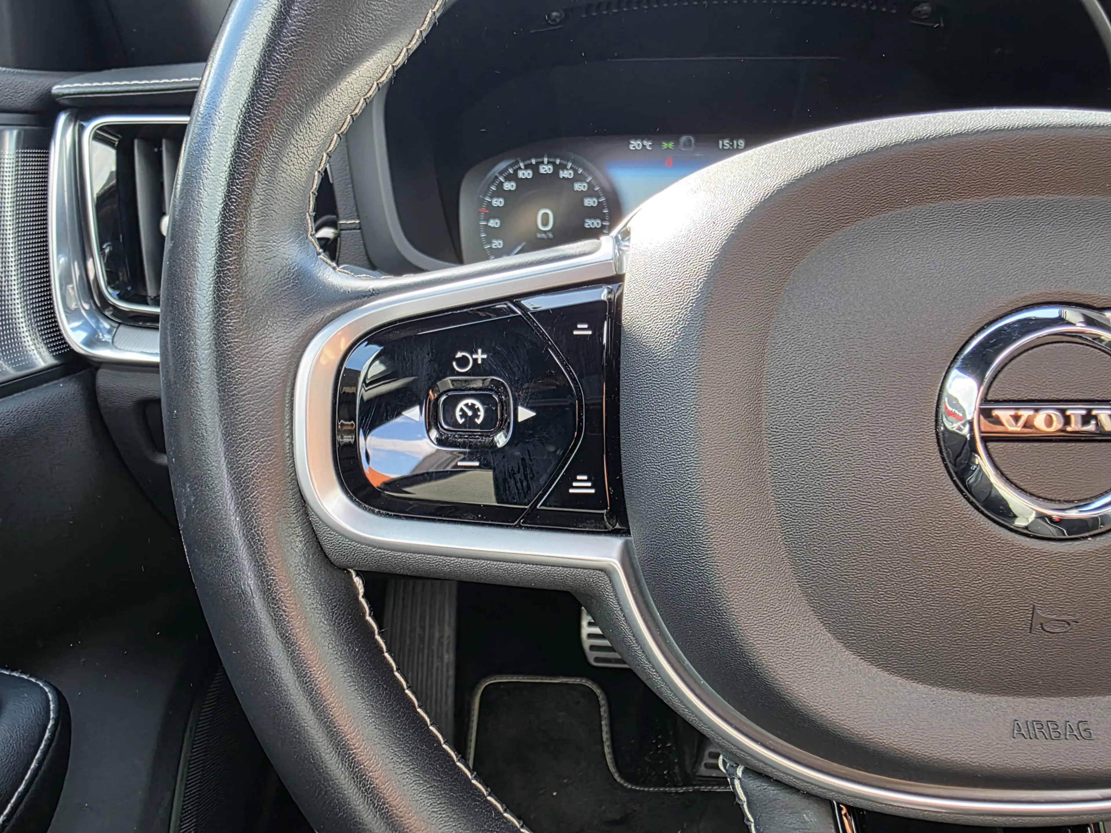 Volvo V60 2.0 T8 Twin Engine AWD R-Design — photo 26