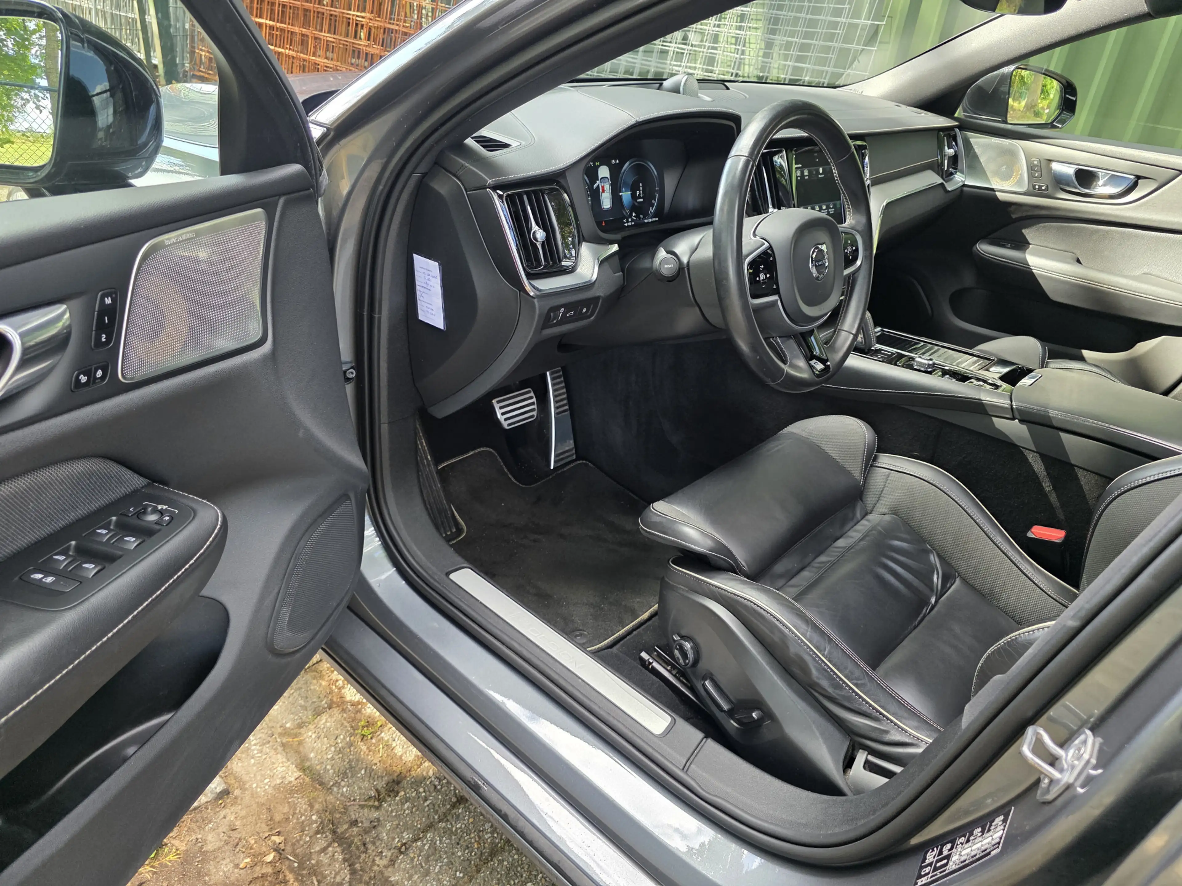 Volvo V60 2.0 T8 Twin Engine AWD R-Design — photo 4