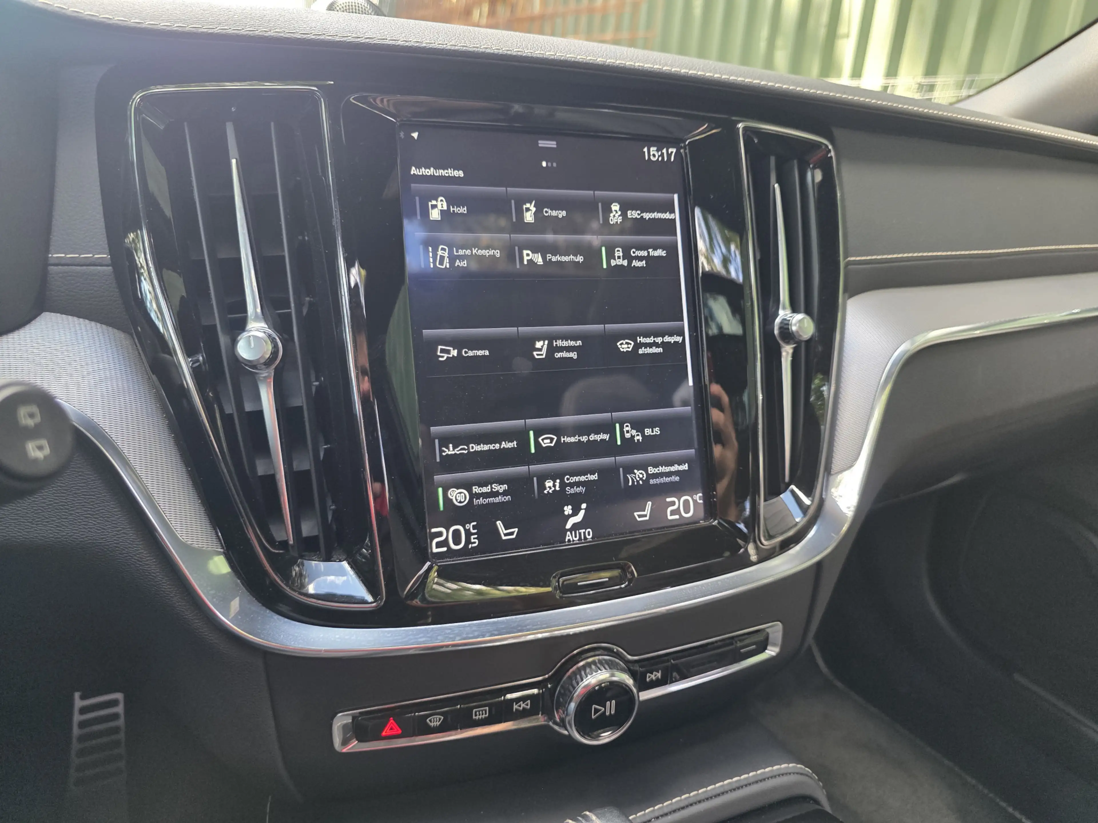 Volvo V60 2.0 T8 Twin Engine AWD R-Design — photo 21