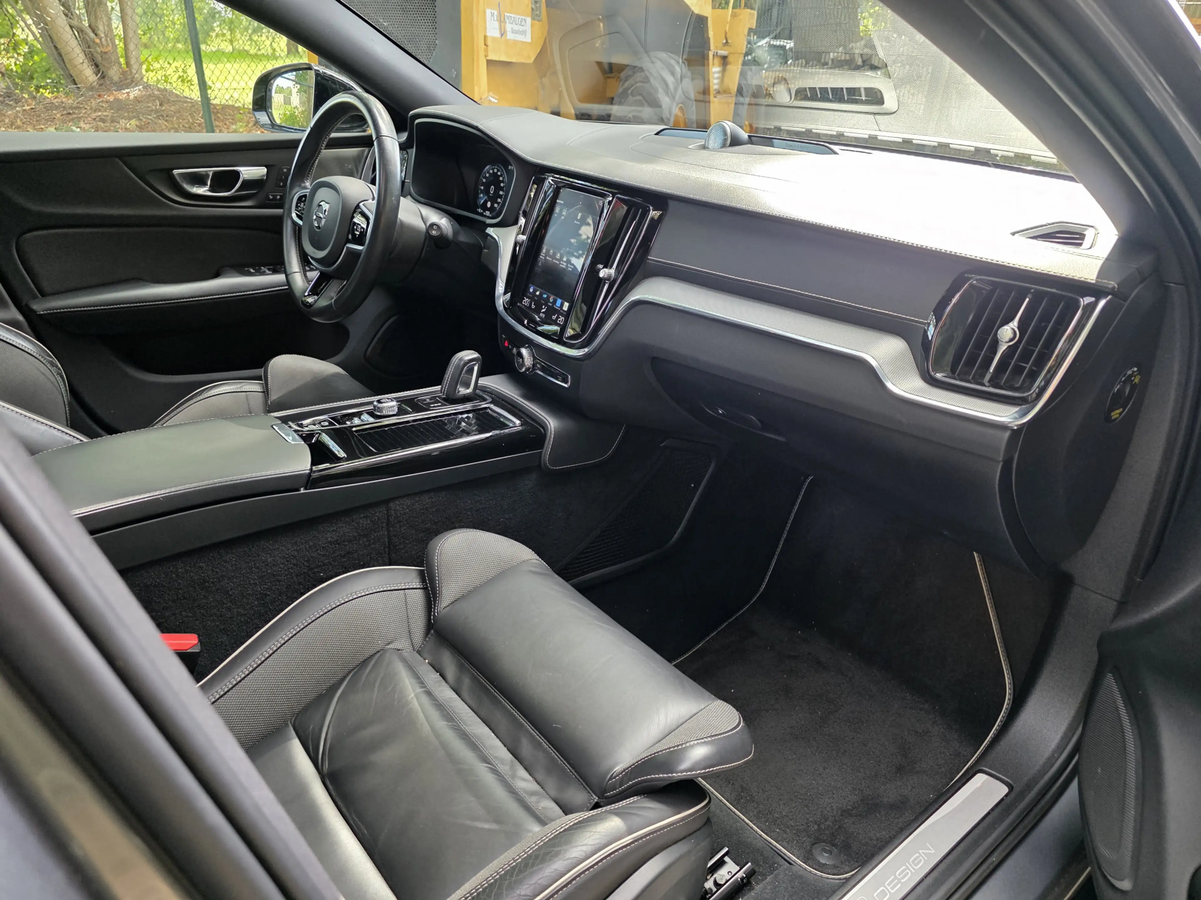 Volvo V60 2.0 T8 Twin Engine AWD R-Design — photo 13