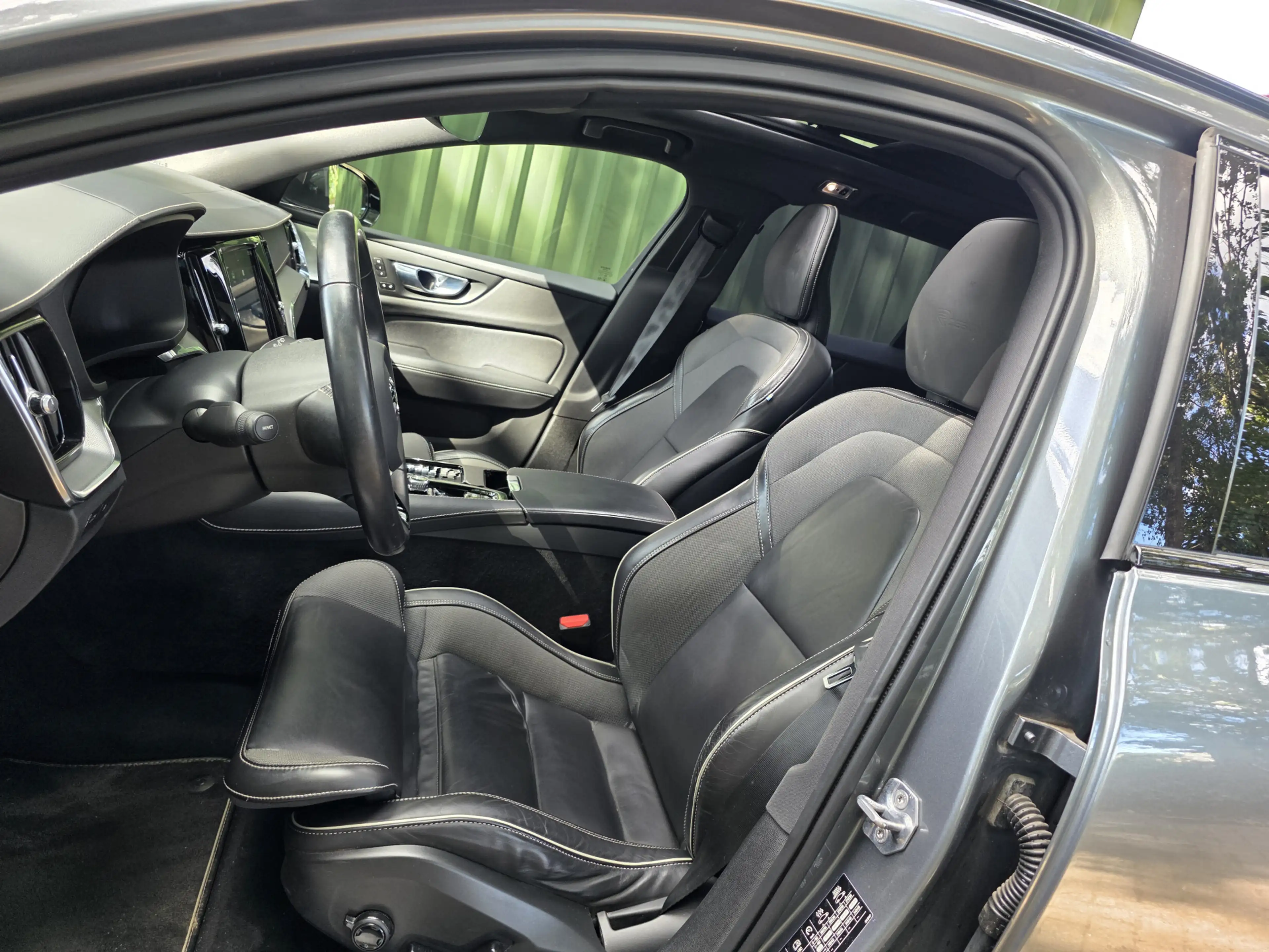 Volvo V60 2.0 T8 Twin Engine AWD R-Design — photo 5