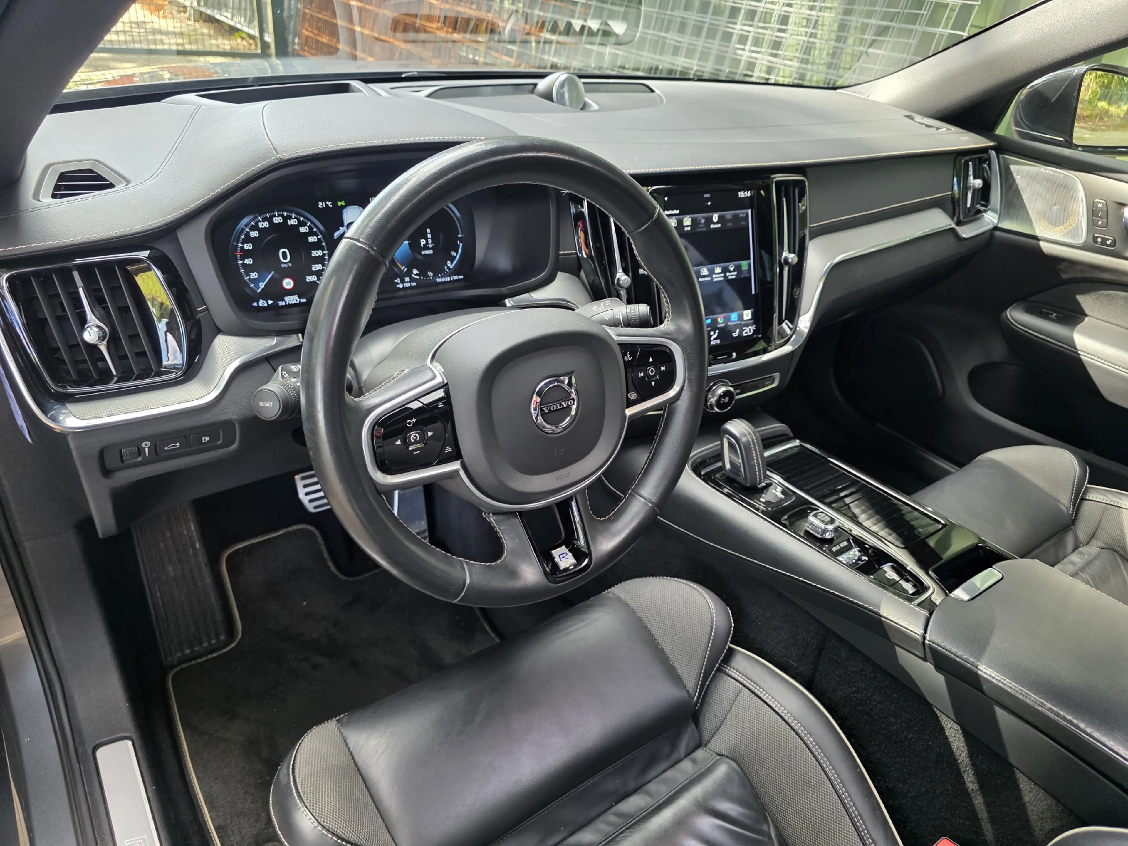 Volvo V60 2.0 T8 Twin Engine AWD R-Design — photo 6