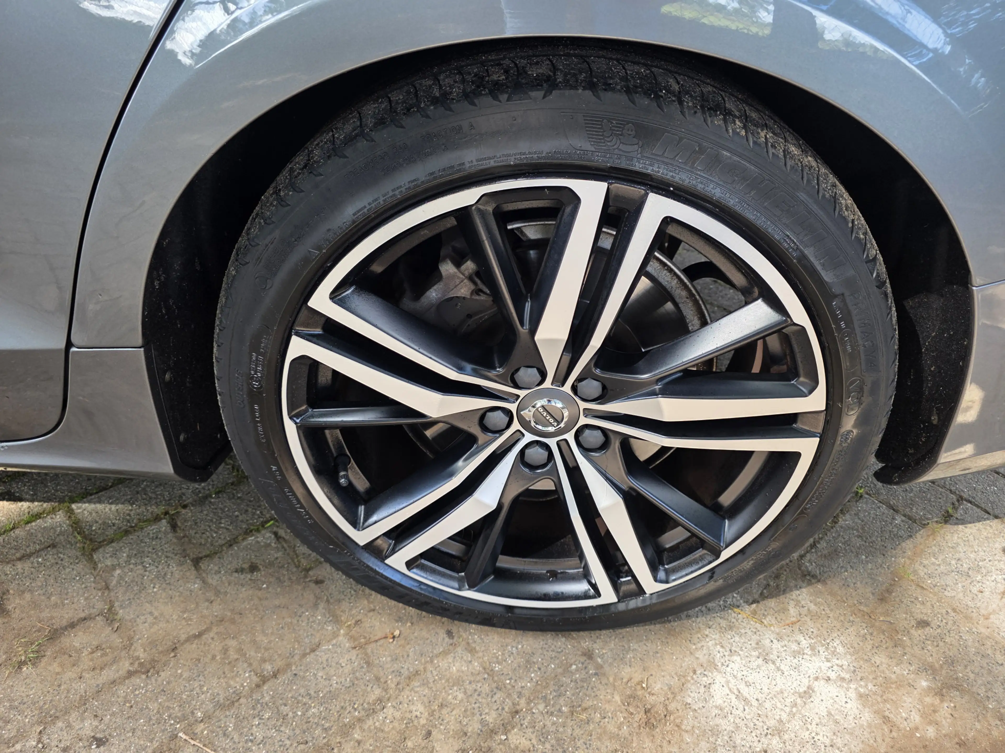 Volvo V60 2.0 T8 Twin Engine AWD R-Design — photo 9
