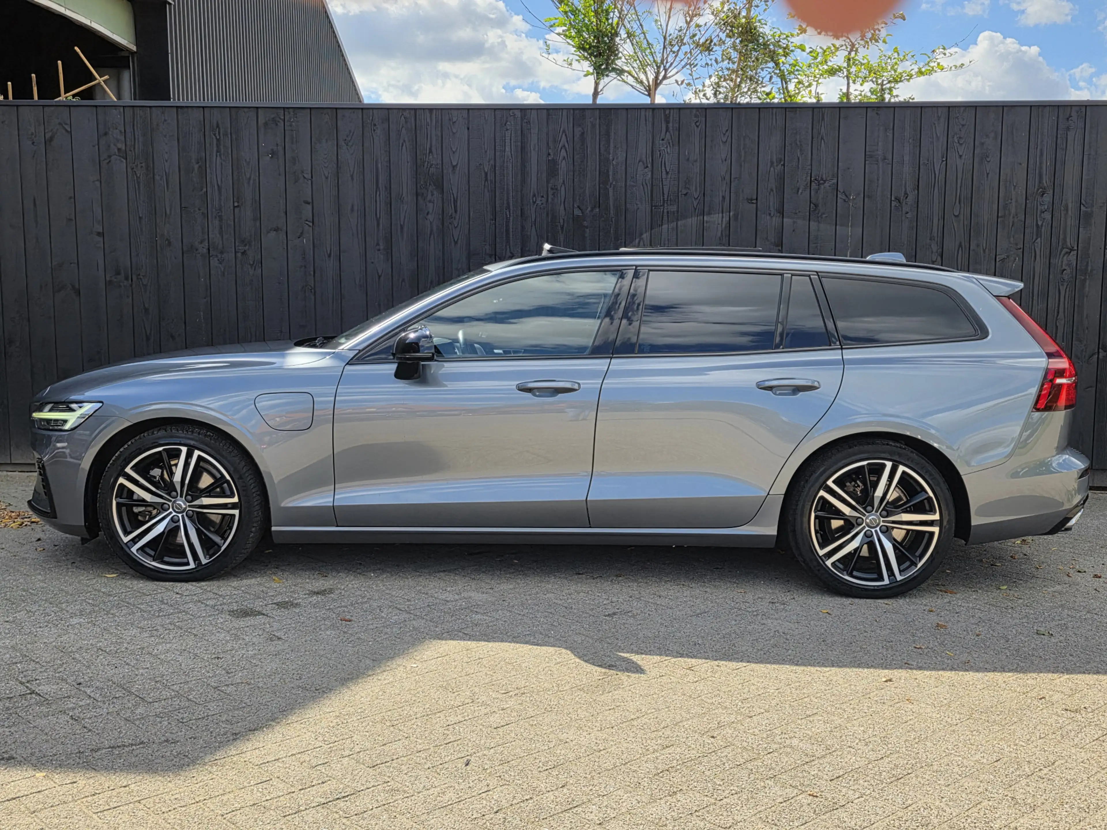 Volvo V60 2.0 T8 Twin Engine AWD R-Design — photo 2