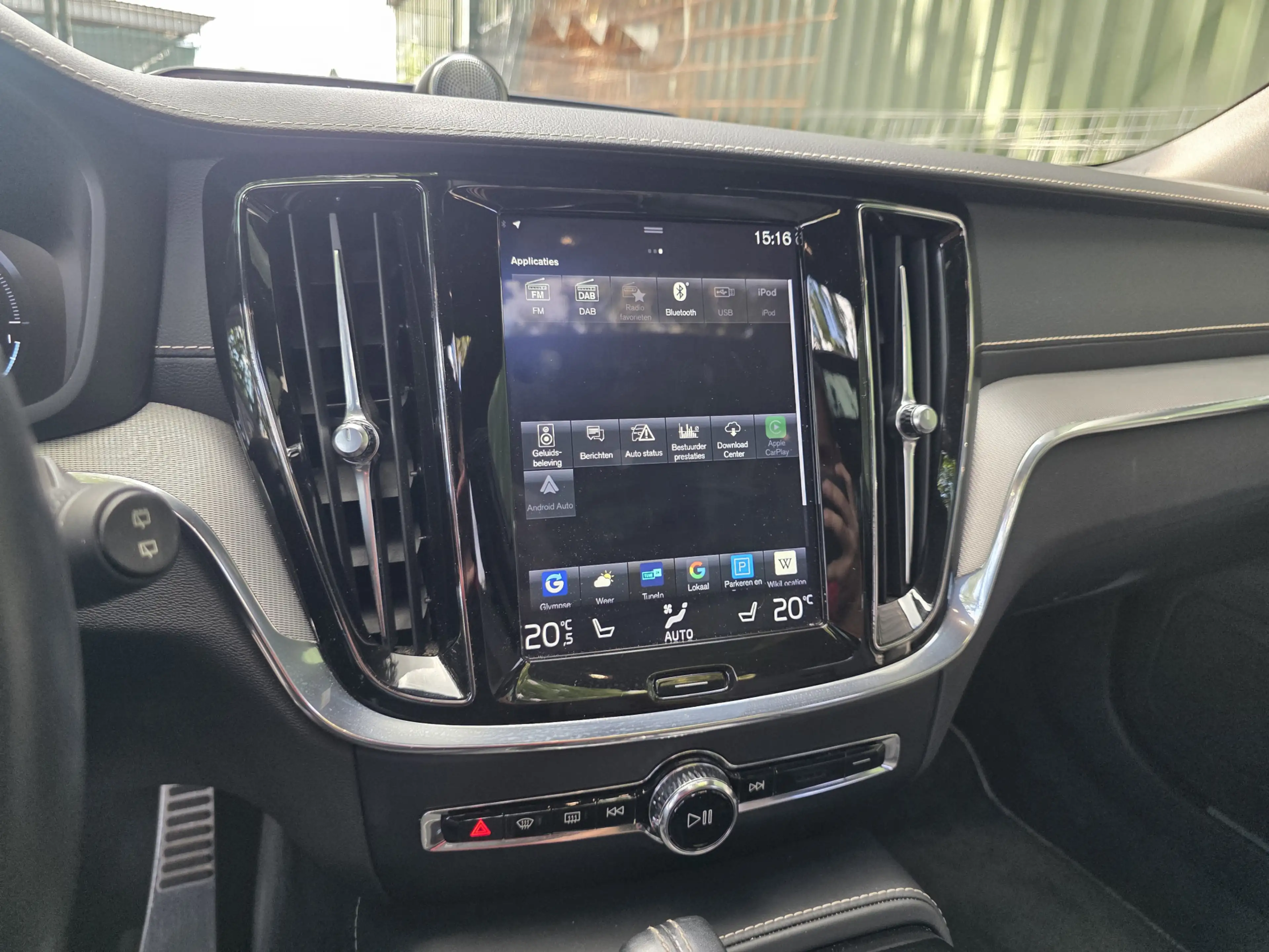 Volvo V60 2.0 T8 Twin Engine AWD R-Design — photo 17