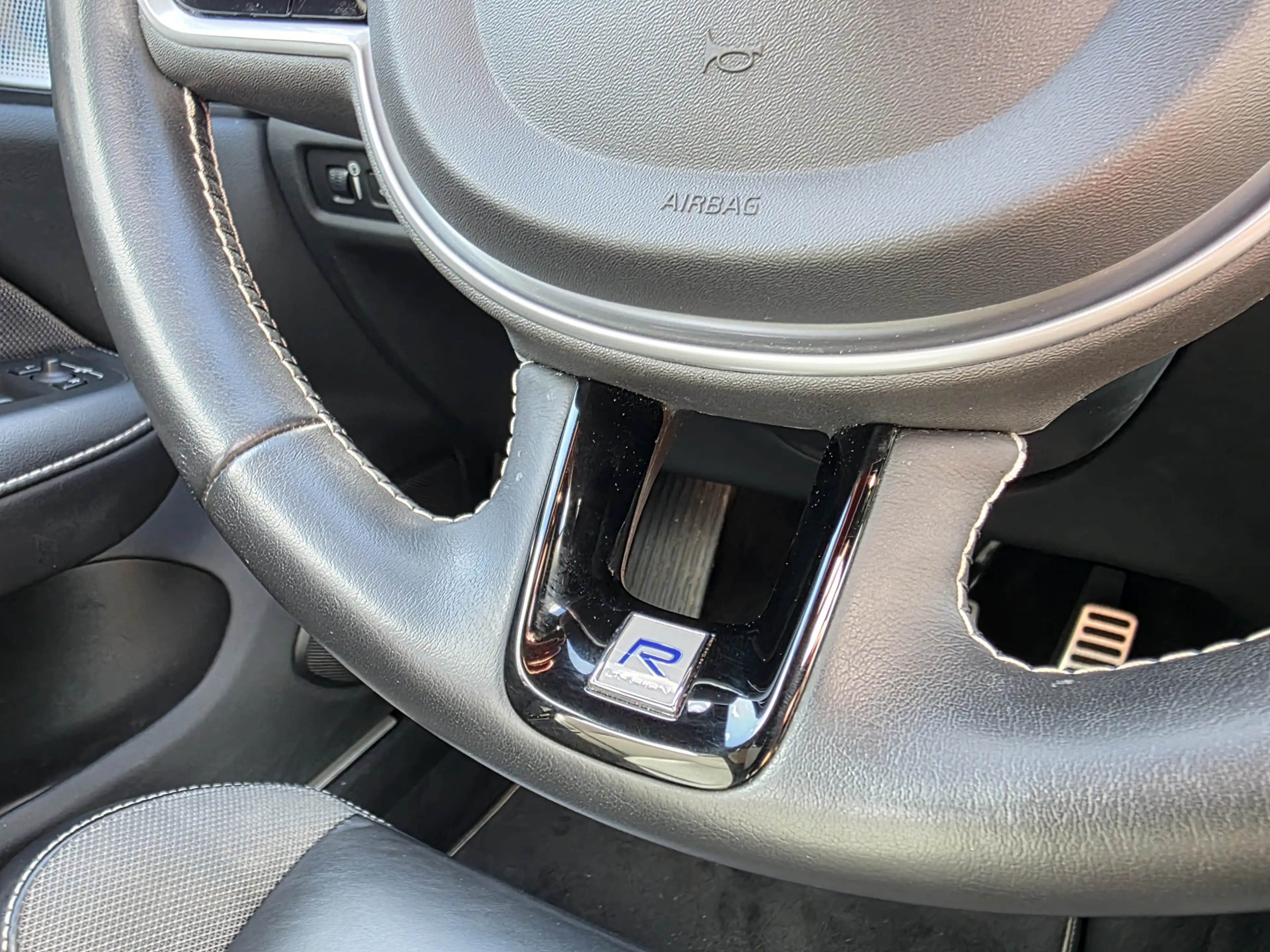 Volvo V60 2.0 T8 Twin Engine AWD R-Design — photo 28