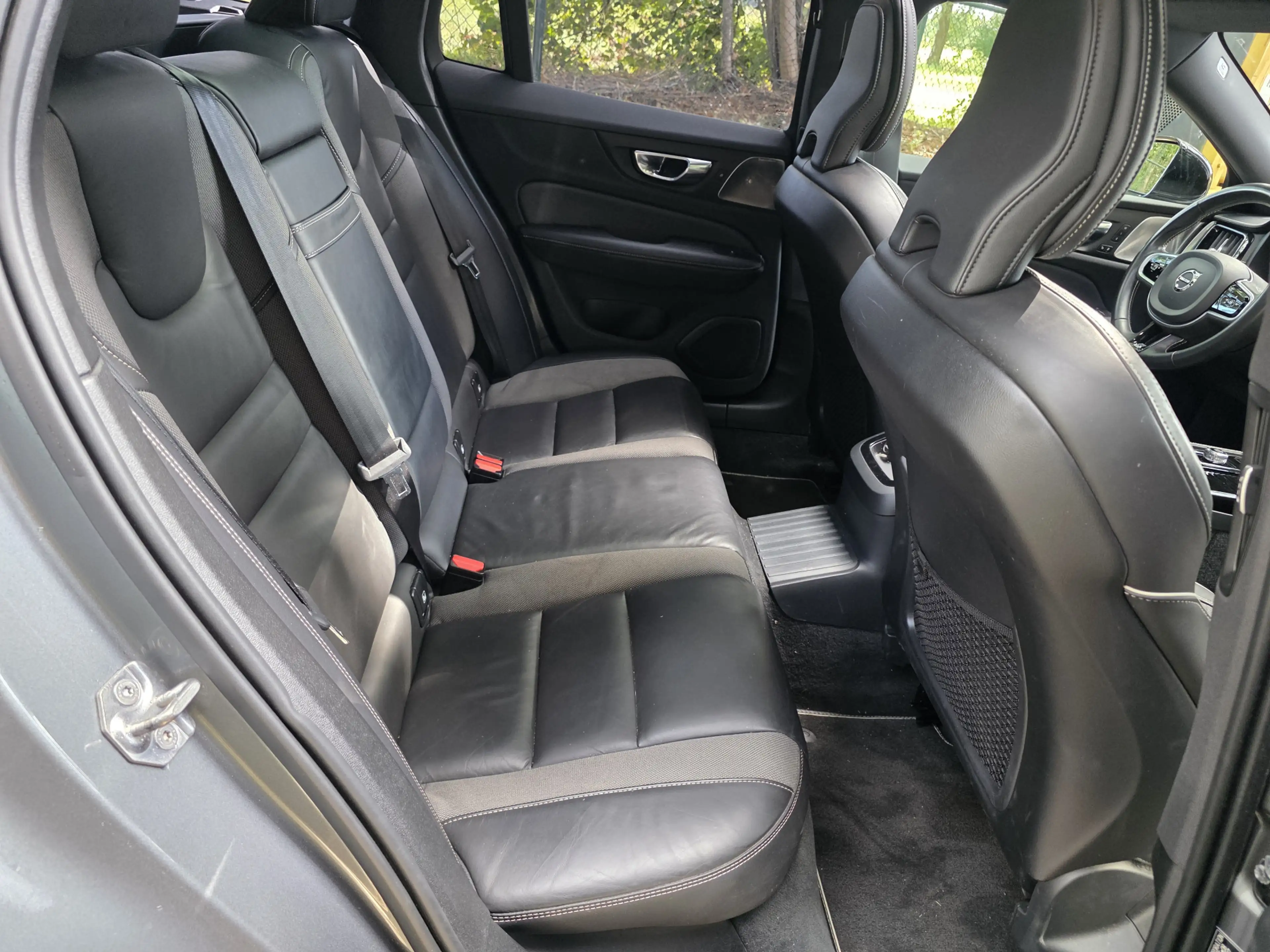 Volvo V60 2.0 T8 Twin Engine AWD R-Design — photo 12