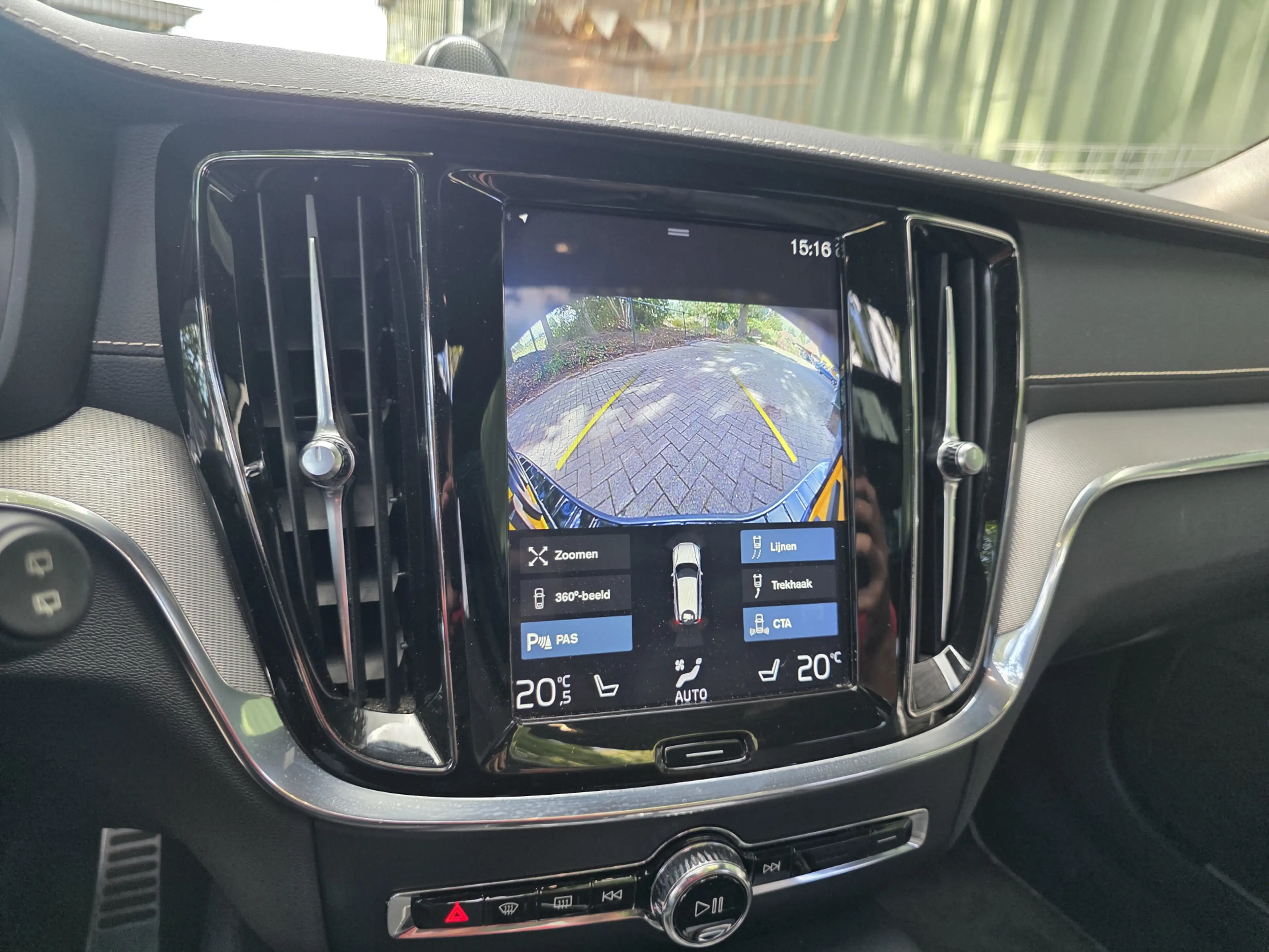Volvo V60 2.0 T8 Twin Engine AWD R-Design — photo 18