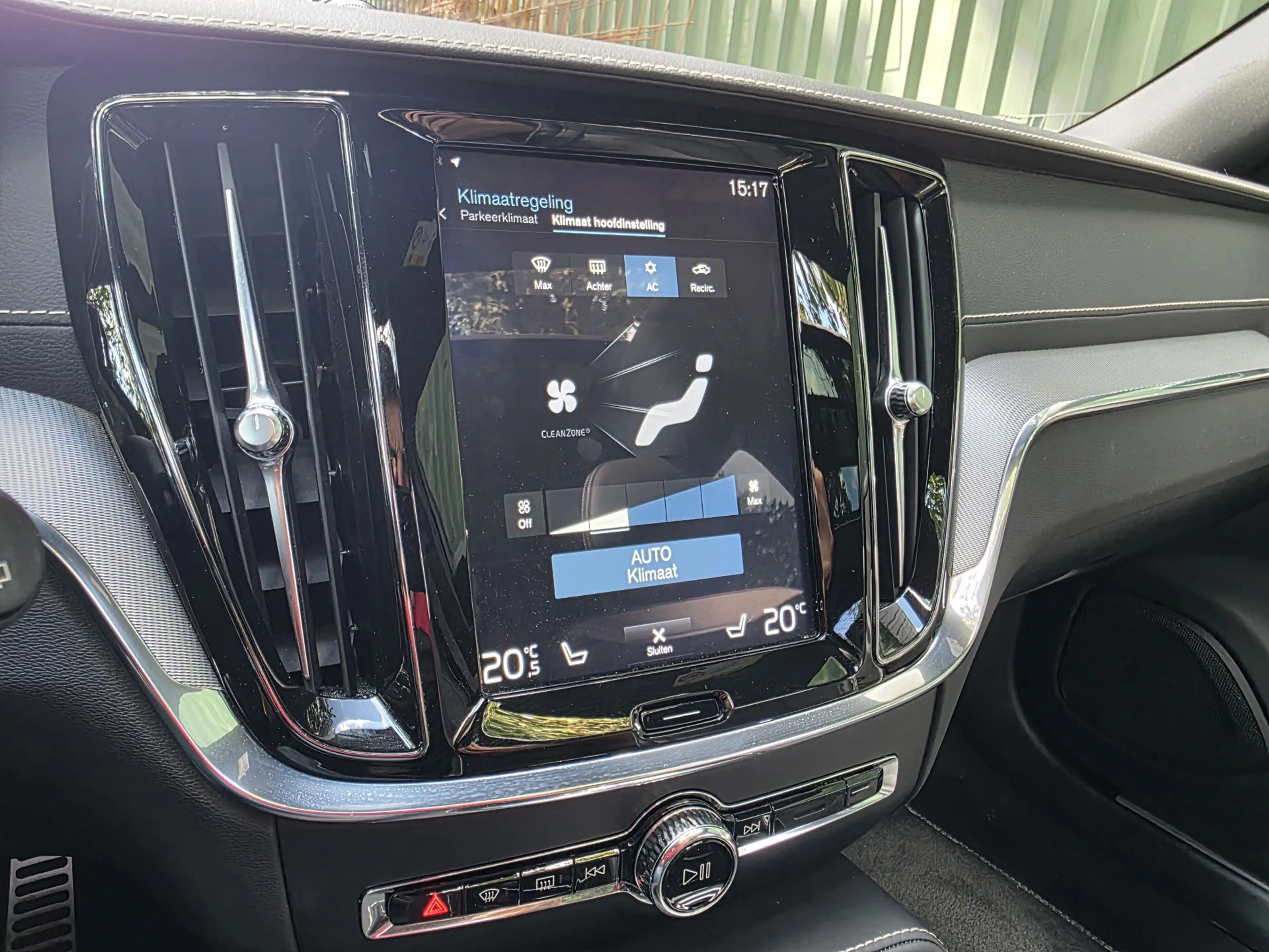 Volvo V60 2.0 T8 Twin Engine AWD R-Design — photo 22