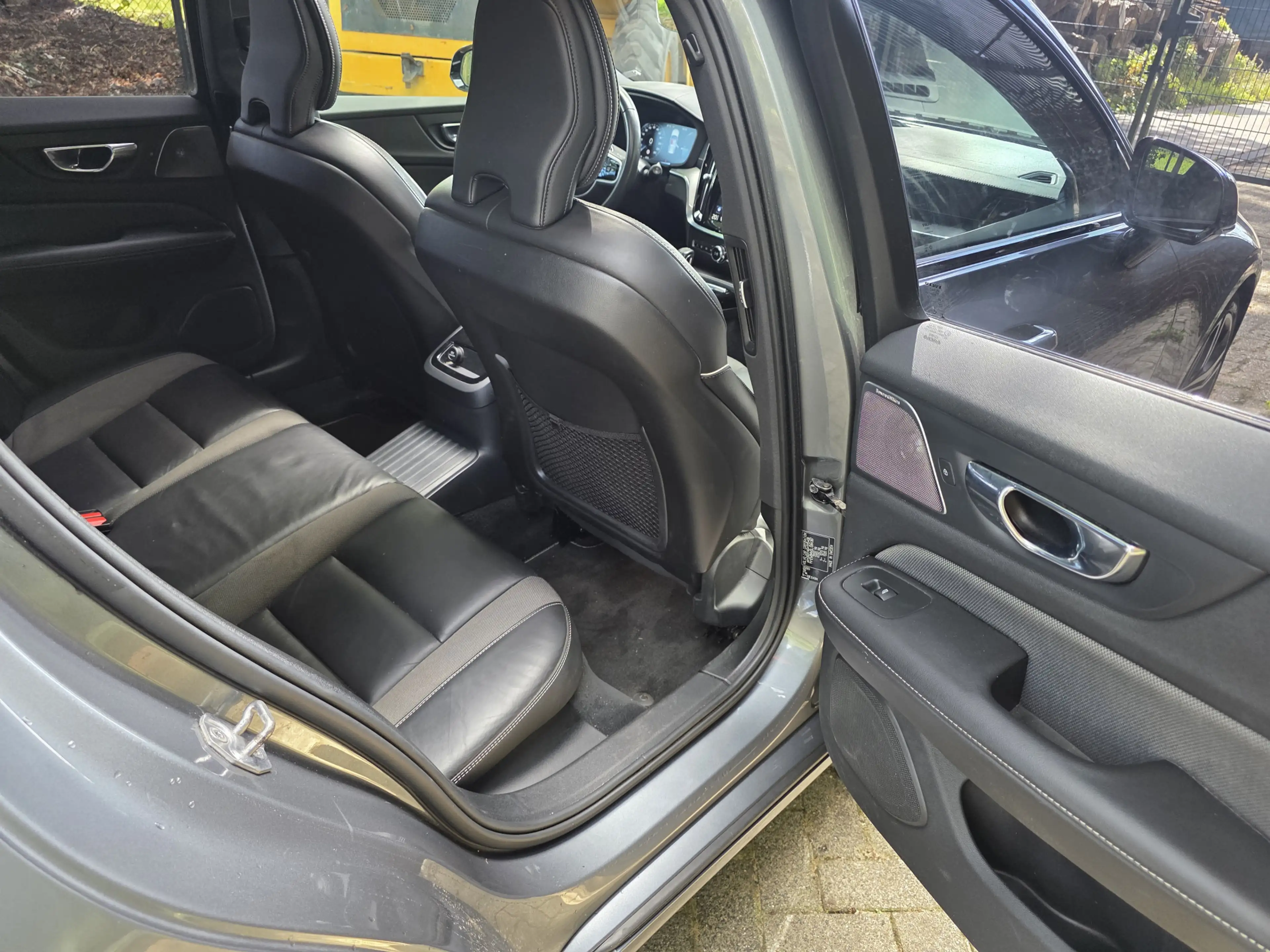 Volvo V60 2.0 T8 Twin Engine AWD R-Design — photo 11