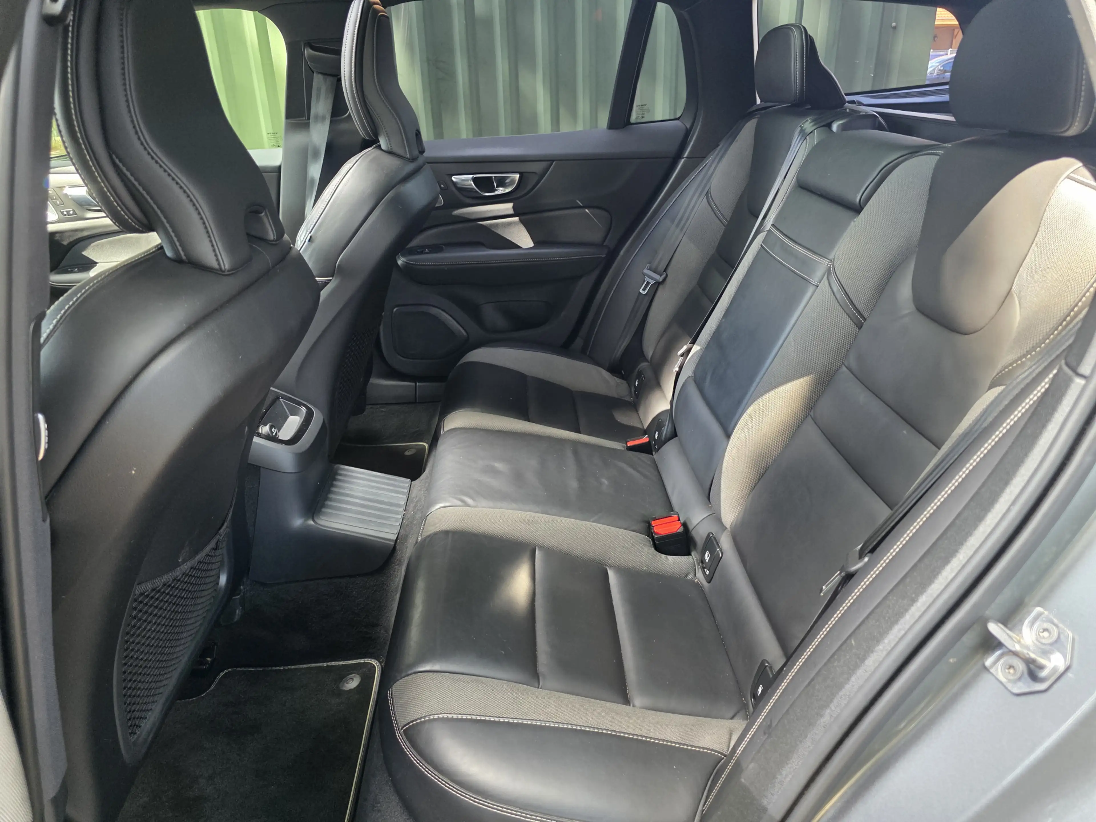 Volvo V60 2.0 T8 Twin Engine AWD R-Design — photo 8