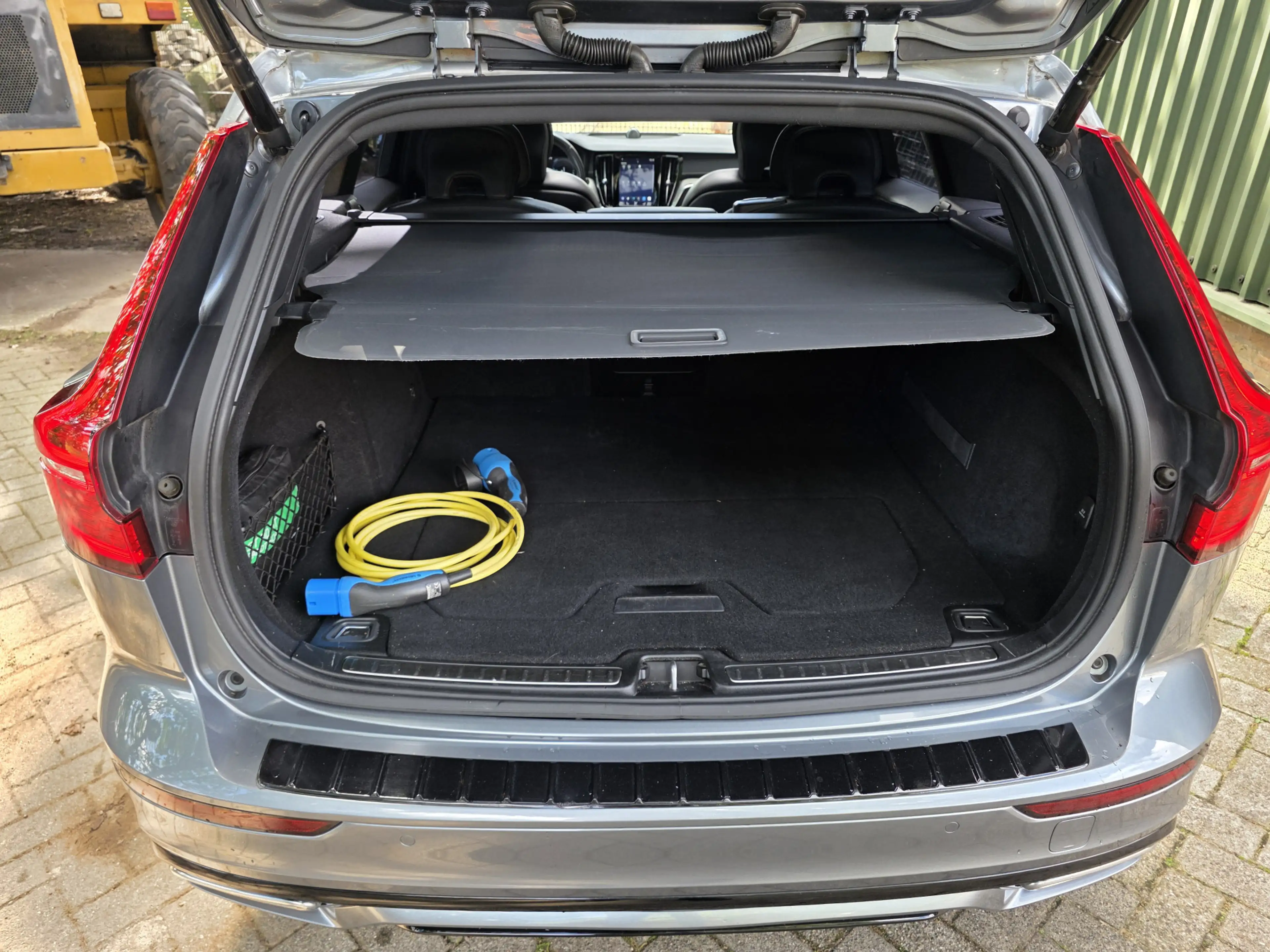 Volvo V60 2.0 T8 Twin Engine AWD R-Design — photo 10