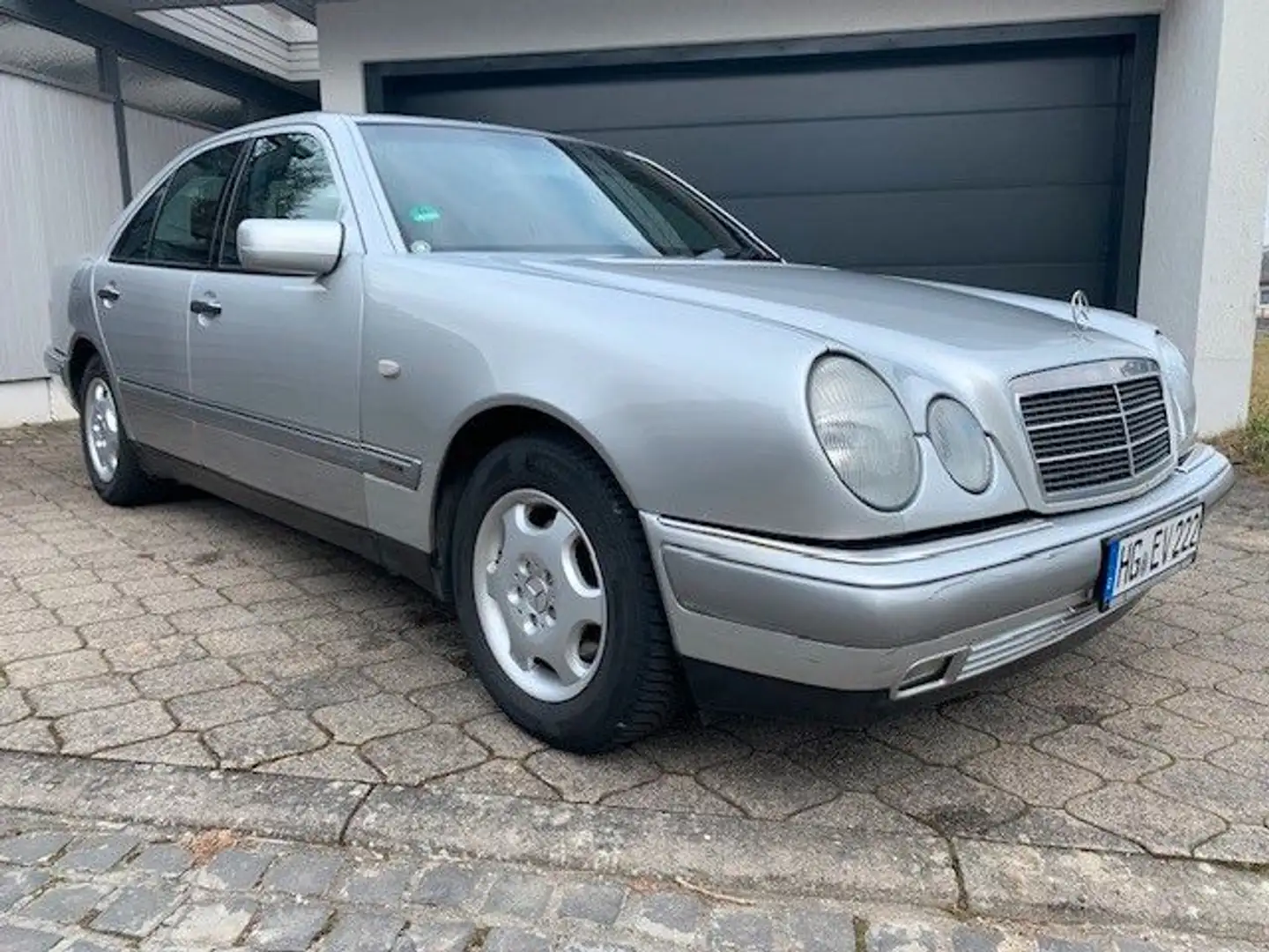 Mercedes-Benz E 240 Elegance, 5-Gang Autom, Klima, Leder, E-Sitz Серебристый - 2