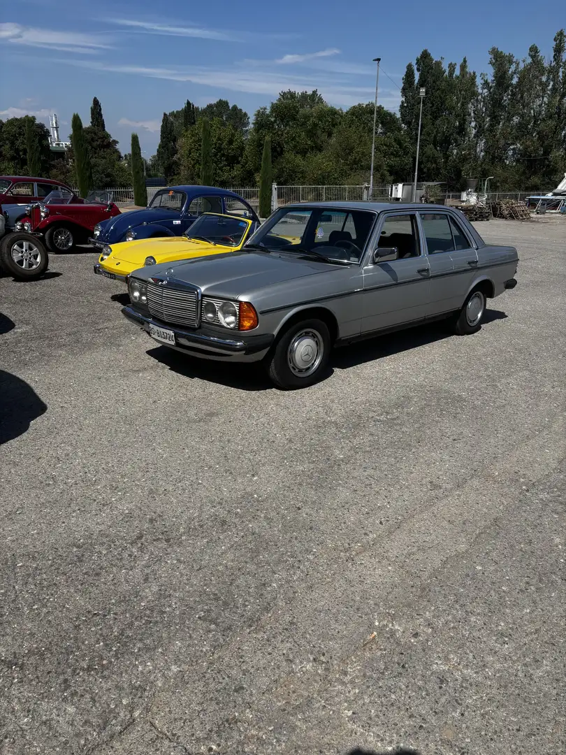 Mercedes-Benz 200 w123 asi - 1