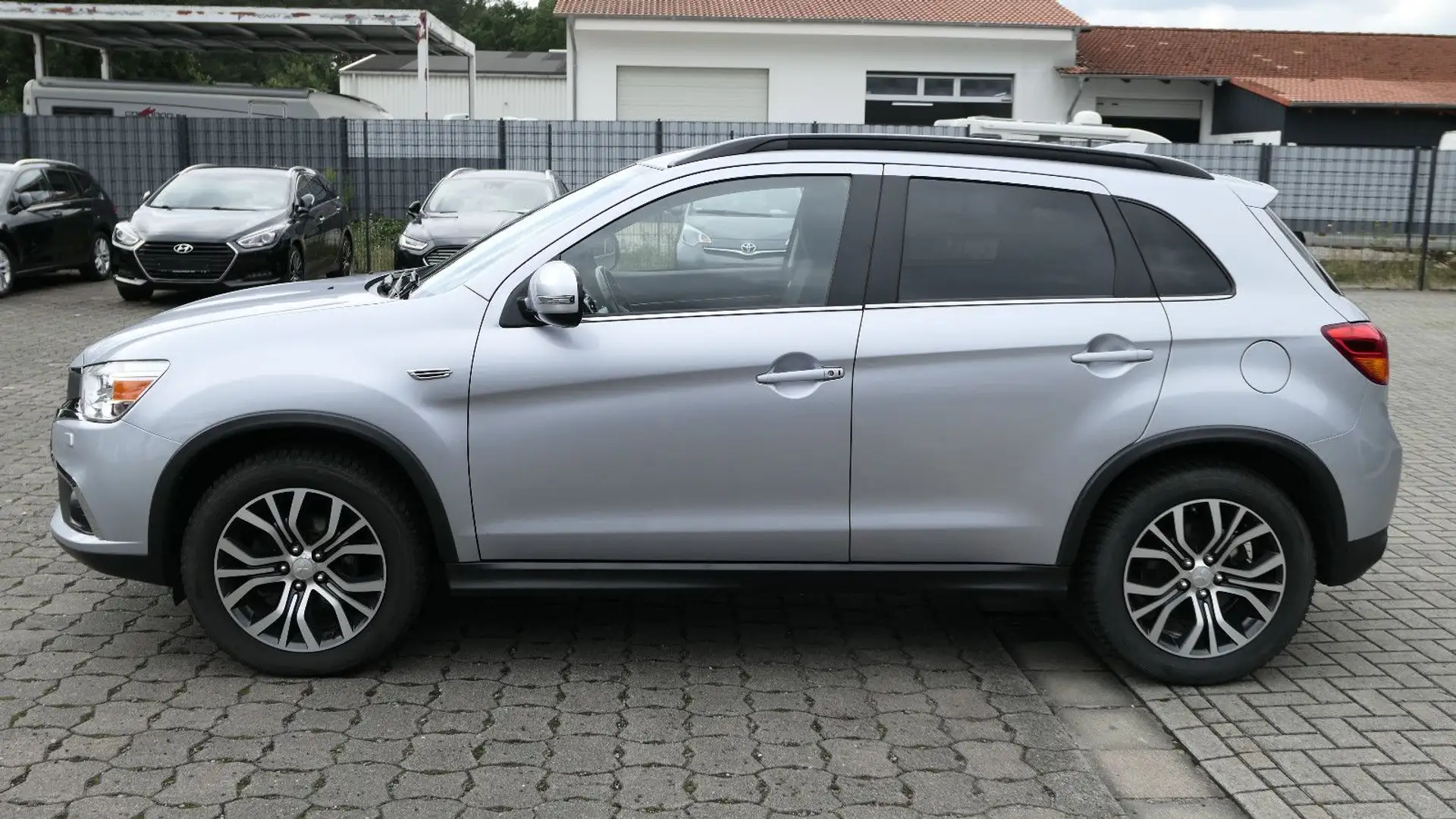 Mitsubishi ASX Diamant Edition+ 4WD/AHK/Navi/R-Cam/Euro6 Silber - 2