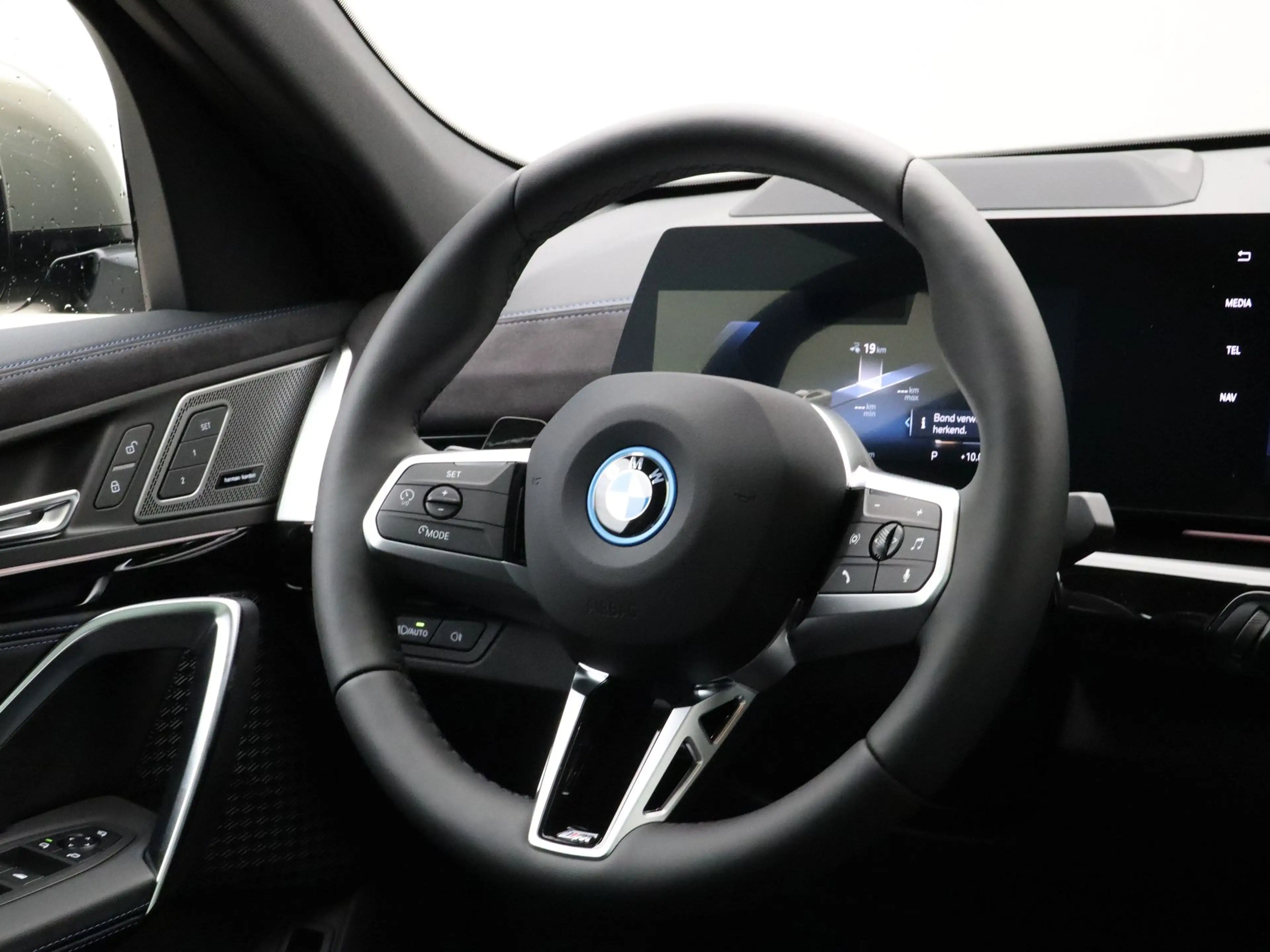 BMW iX2 xDrive30 67 kWh BRASS Individual | M Sport Pro | D — photo 2