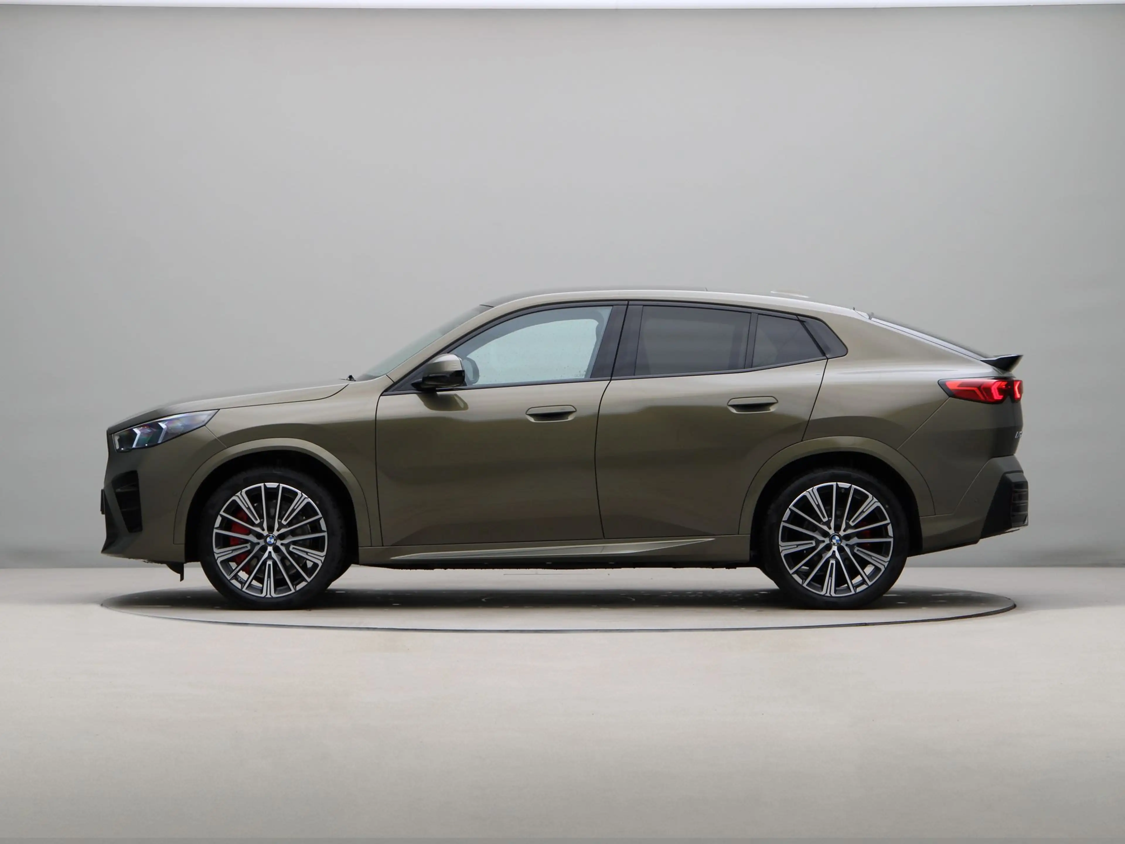 BMW iX2 xDrive30 67 kWh BRASS Individual | M Sport Pro | D — photo 11