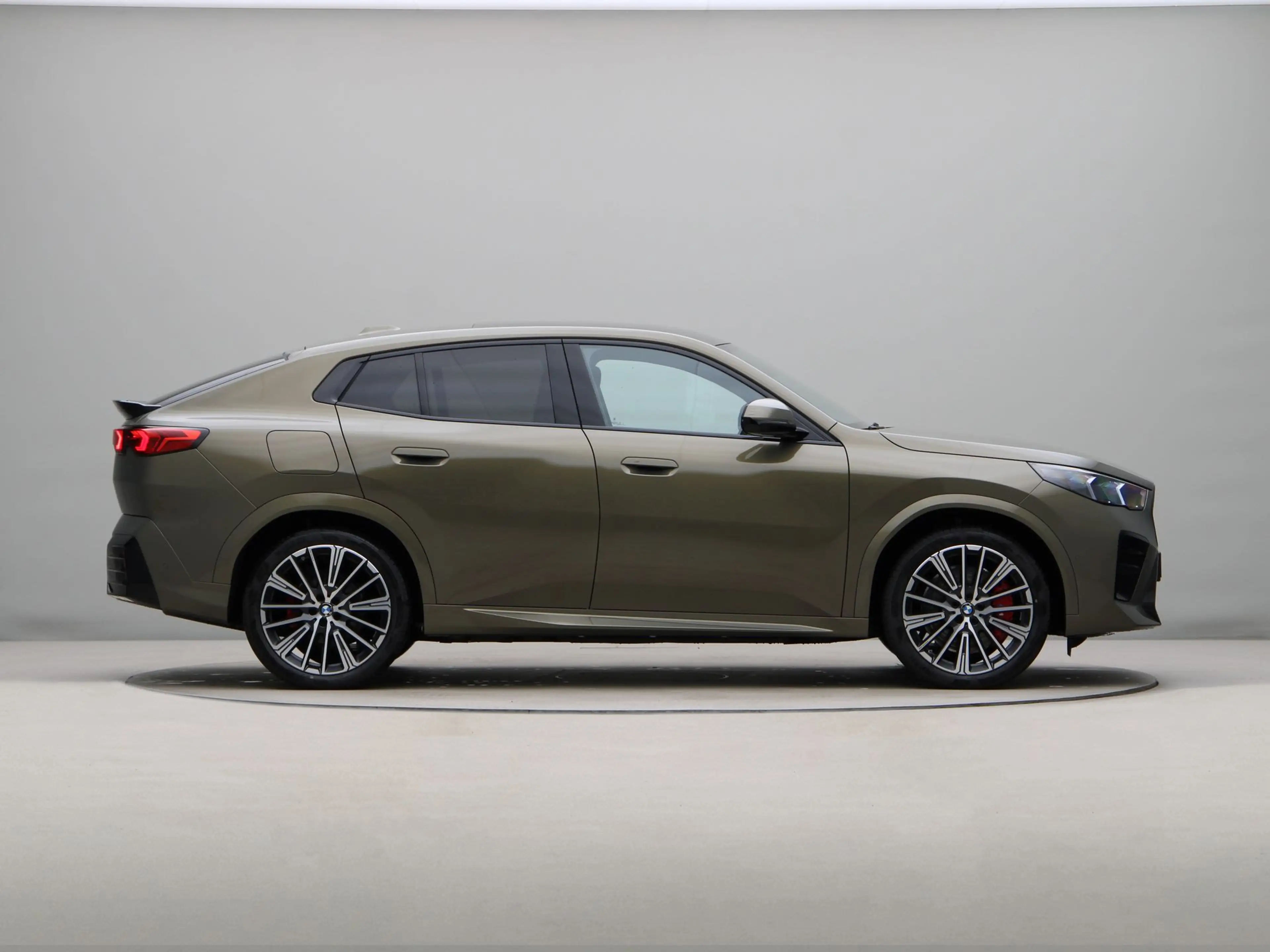 BMW iX2 xDrive30 67 kWh BRASS Individual | M Sport Pro | D — photo 7