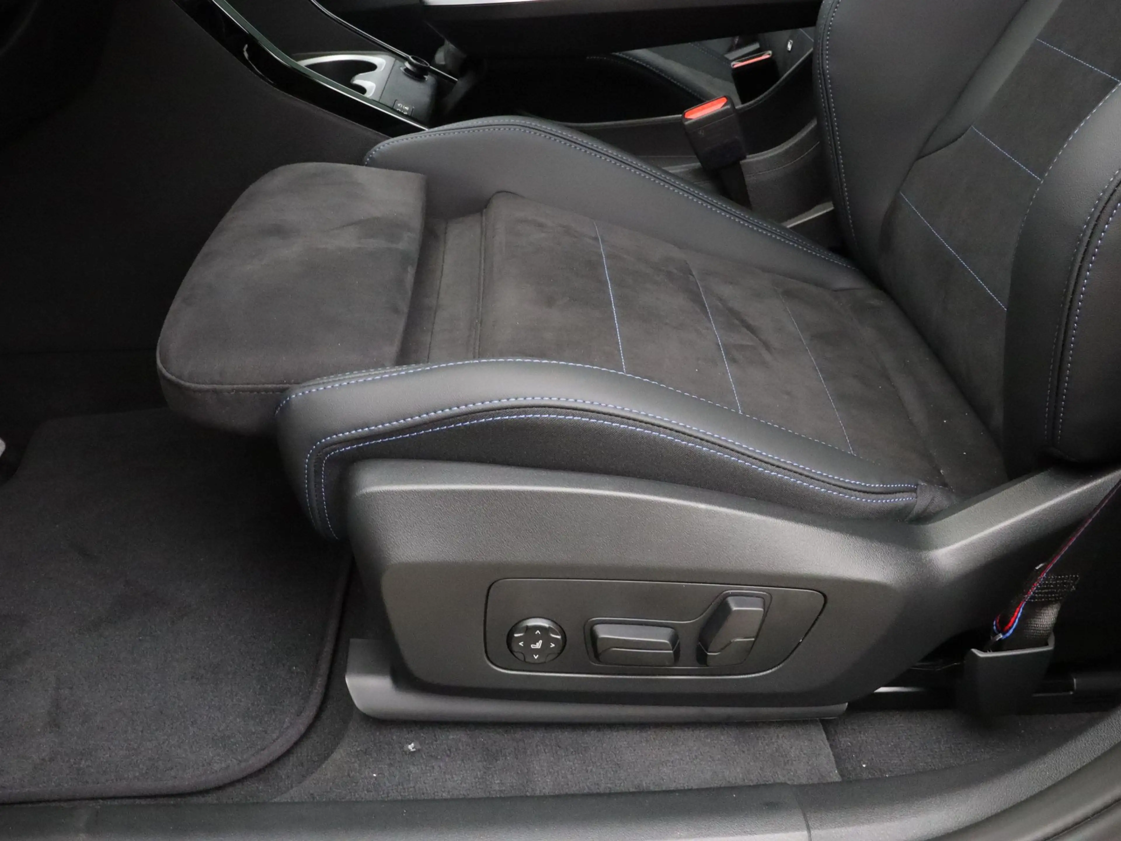 BMW iX2 xDrive30 67 kWh BRASS Individual | M Sport Pro | D — photo 15