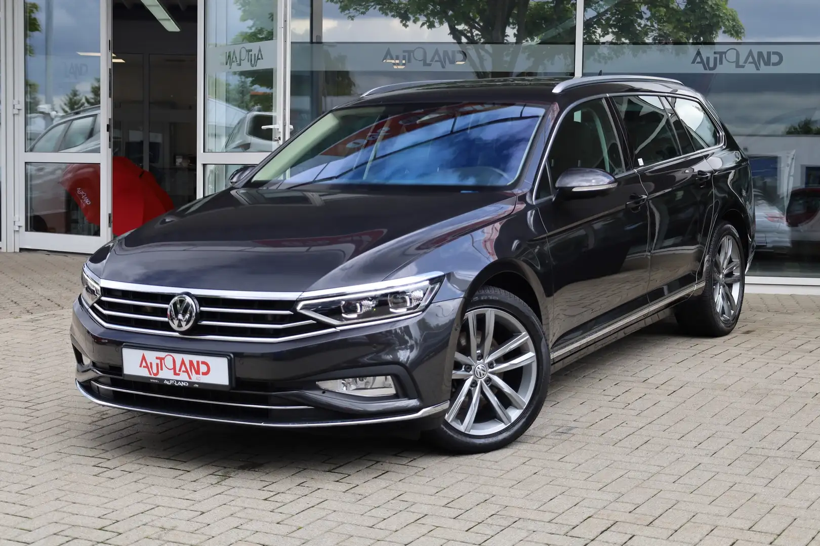 Volkswagen Passat Variant 2.0 TDI Elegance 4 Motion LED ACC Grijs - 2