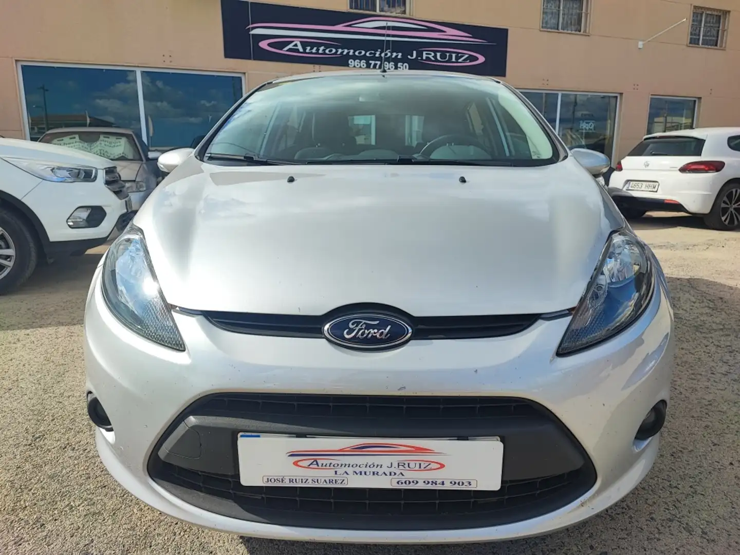 Ford Fiesta Pequeño Manual de 4 Puertas - 2